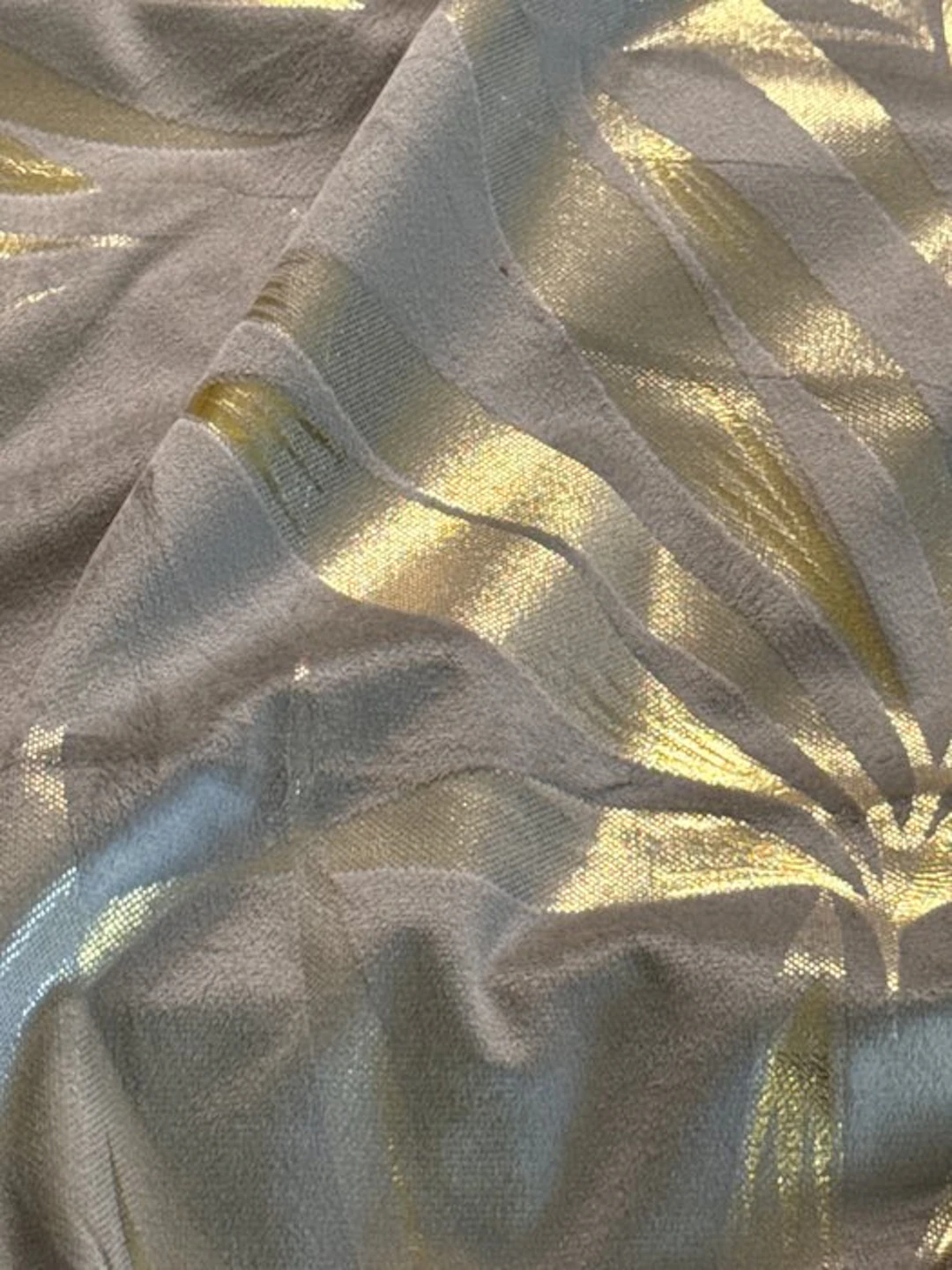 san leucio - Luxurious beige silk velvet with palm trees in gold leaf