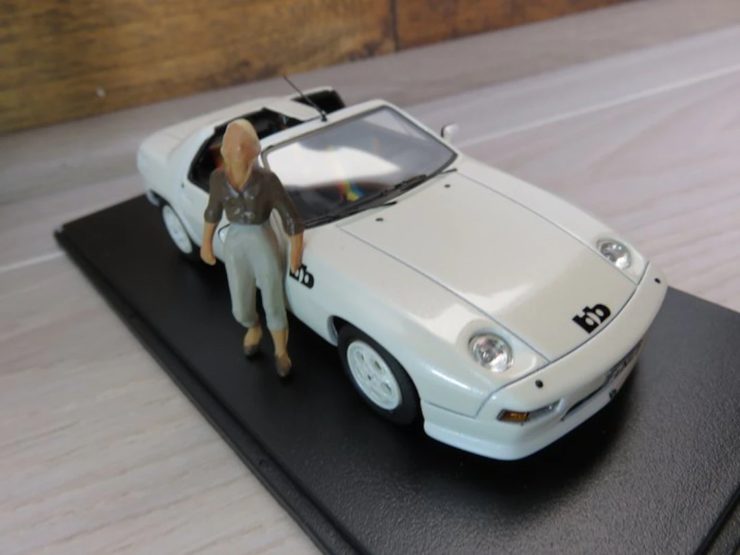 Neo Scale Models 1:43 - Model coupé (2) - Porsche 928...