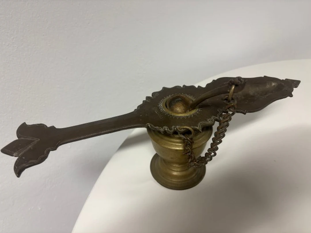 Changalavattika oil lamp with ladle - Kerala - Brass - India - 19th century