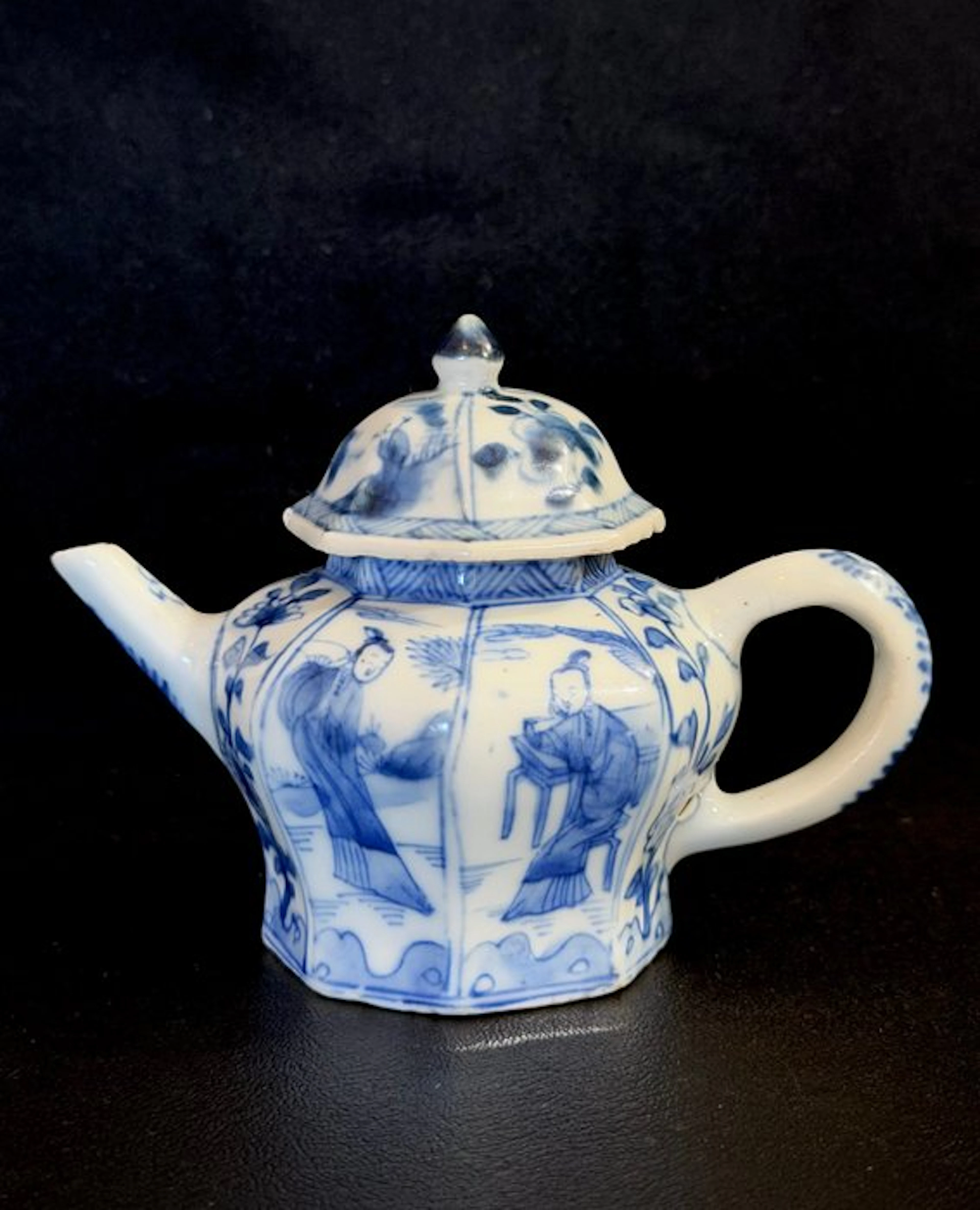 Teapot, lady and boy - Porcelain - China - Kangxi (1662-1722)