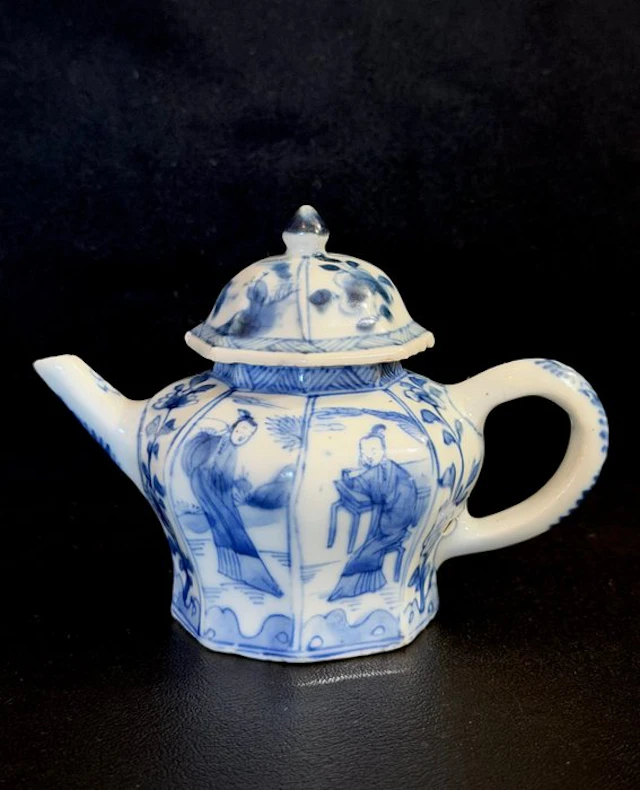 Teapot, lady and boy - Porcelain - China - Kangxi (1662-1722)