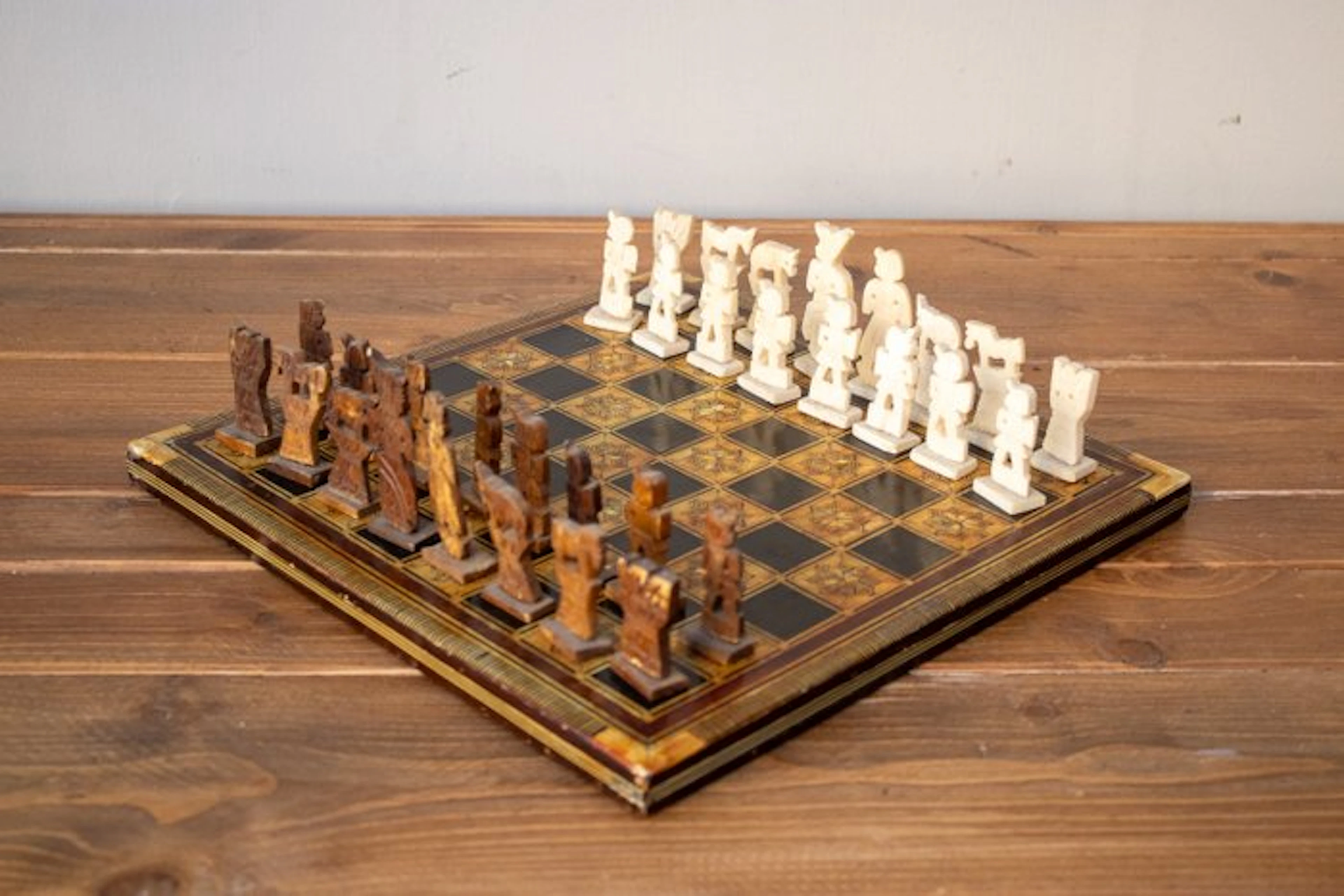 Chess set - intarsiata con pezzi figurativi intagliati - Wood