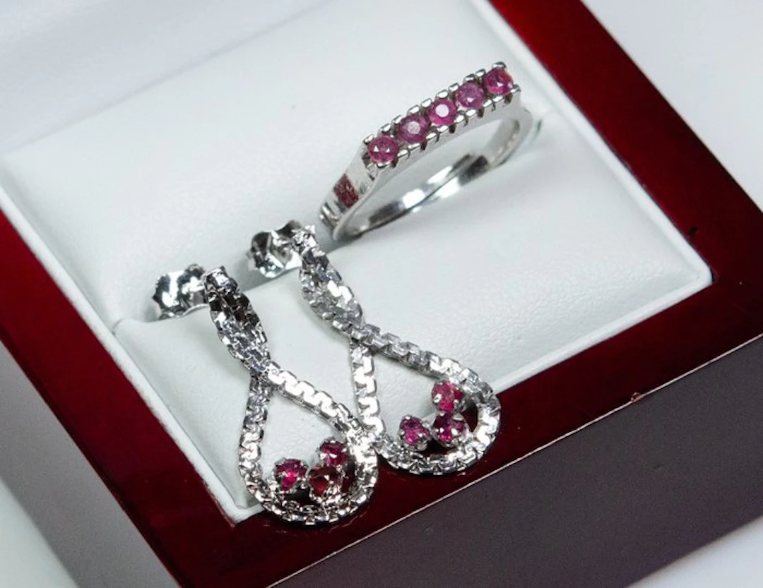 No reserve price - 2 piece jewellery set - 925 silver - 0.70 ct rubies