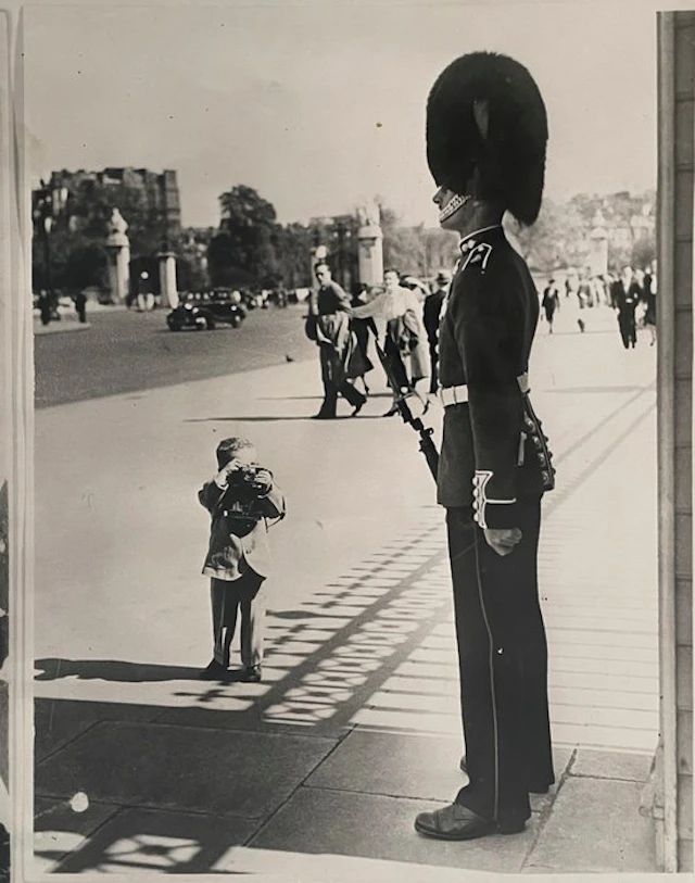 Kennedy Picture Service - Le petit photographe et le garde royal — Londres