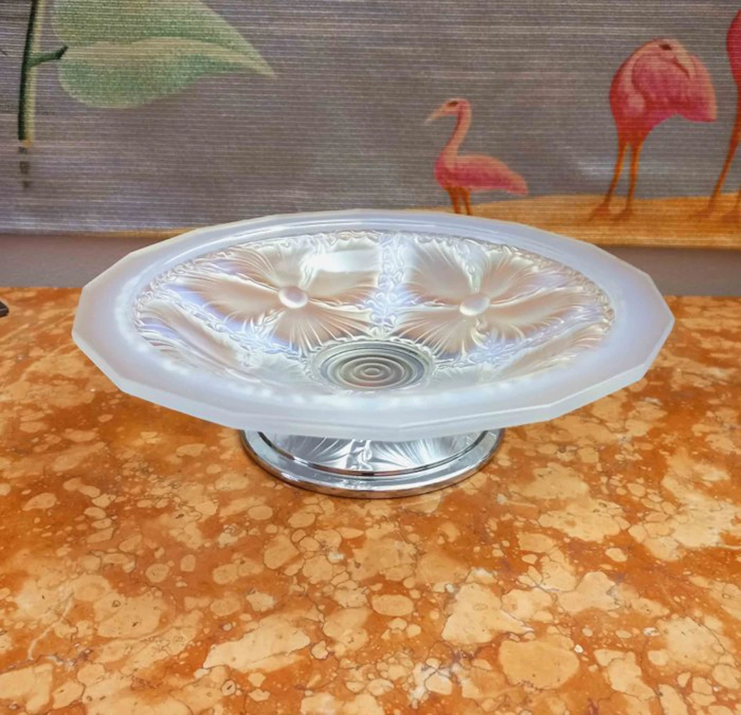Centrepiece - Glass, opalescent pressed-moulded - Art Deco Coupe
