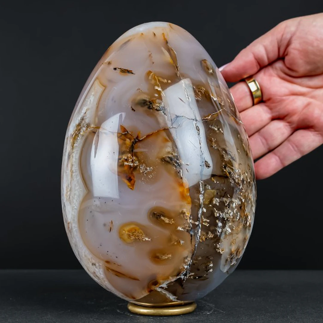 Agate egg with amethyst and carnelian – a fascinating play of colors in violet