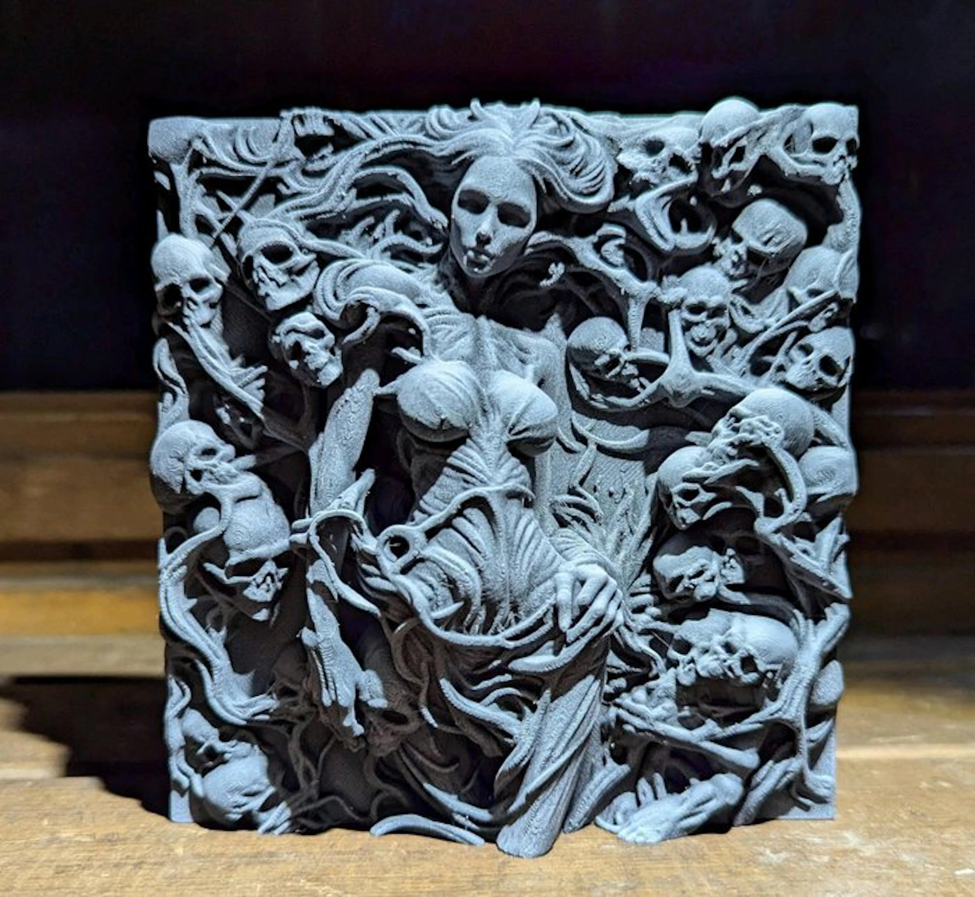 Figure - Bassorilievo con figura femminile e teschi - Resin