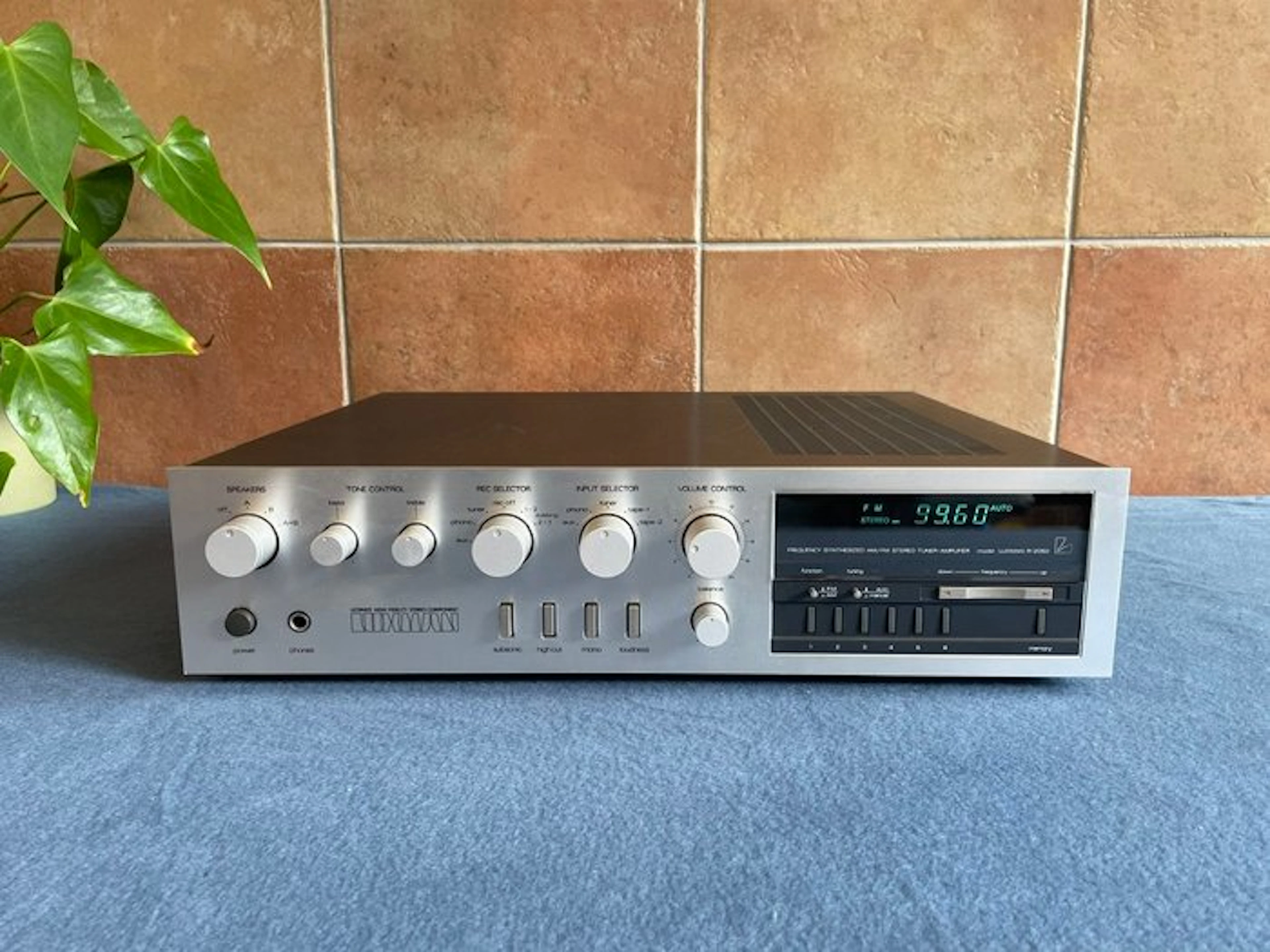 Luxman - R-2050 Solid state stereo receiver