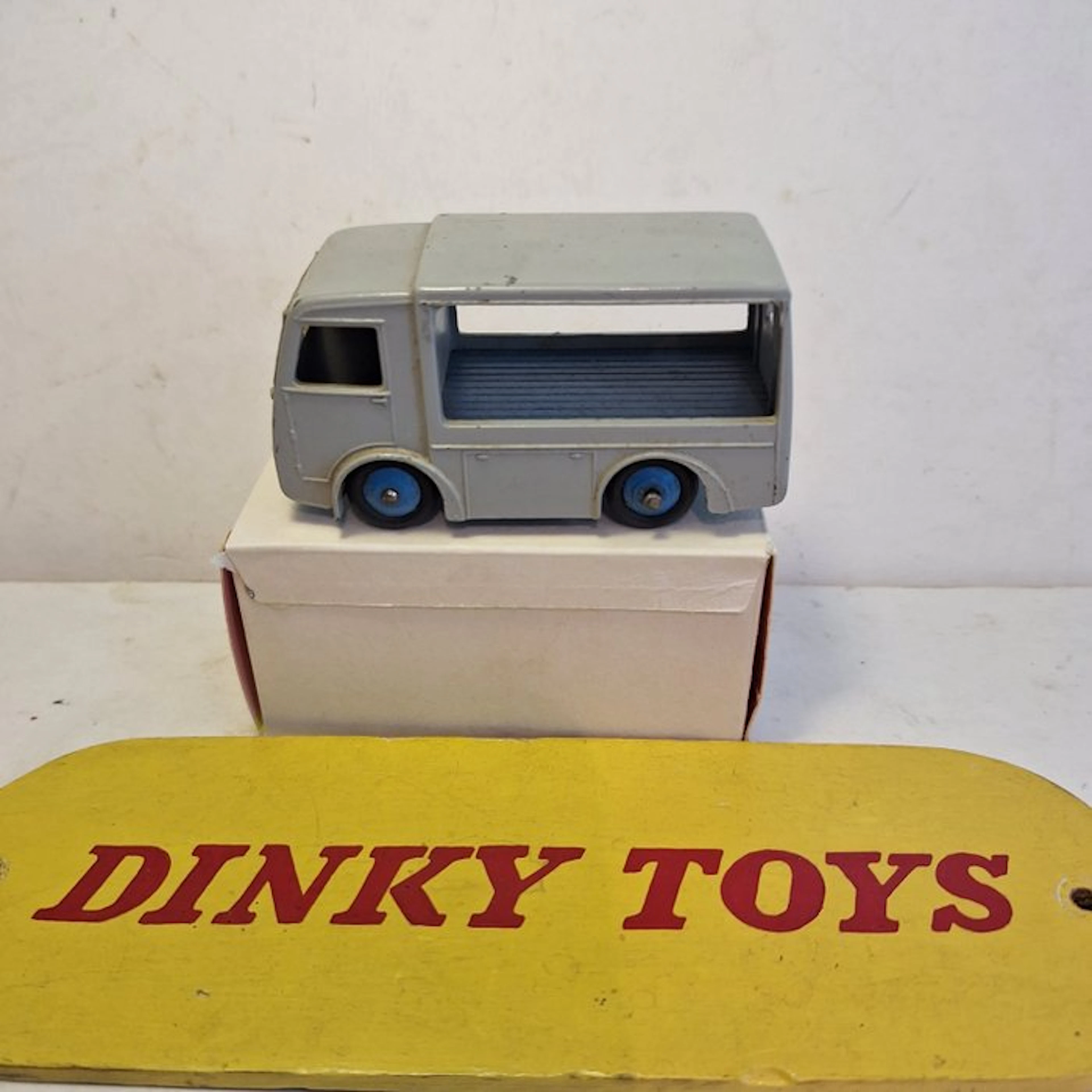 Dinky Toys 1:43 - Model car - Dinky Toys - Express Dairy