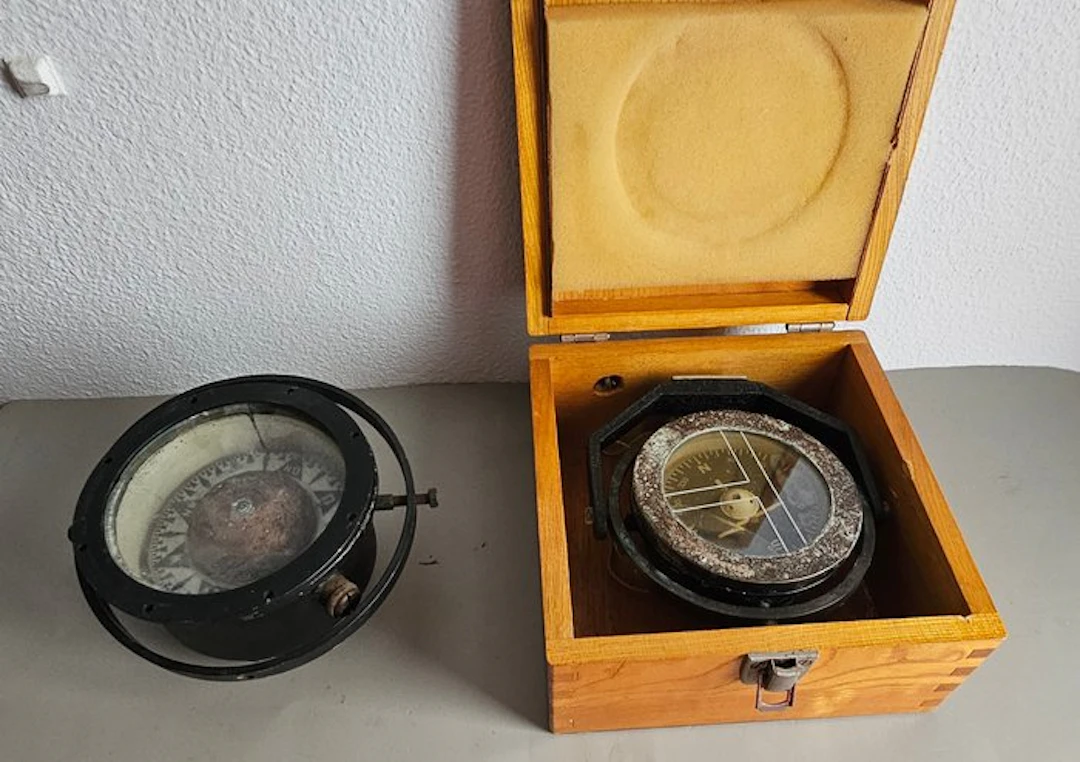 Maritime object (2) - Metal, Copper, Glass- Cardan compasses