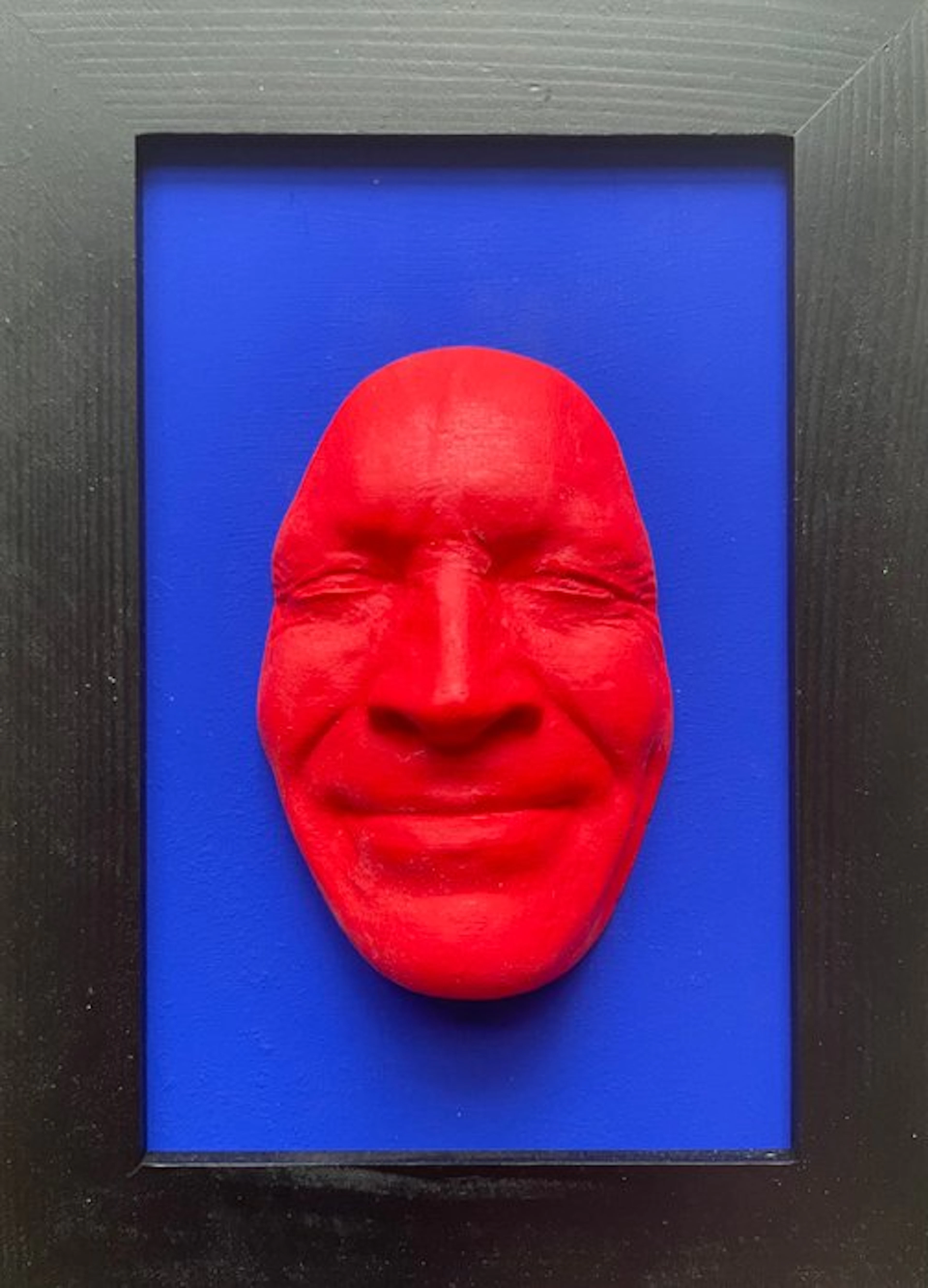 gregos - Red smile on blue background-black frame