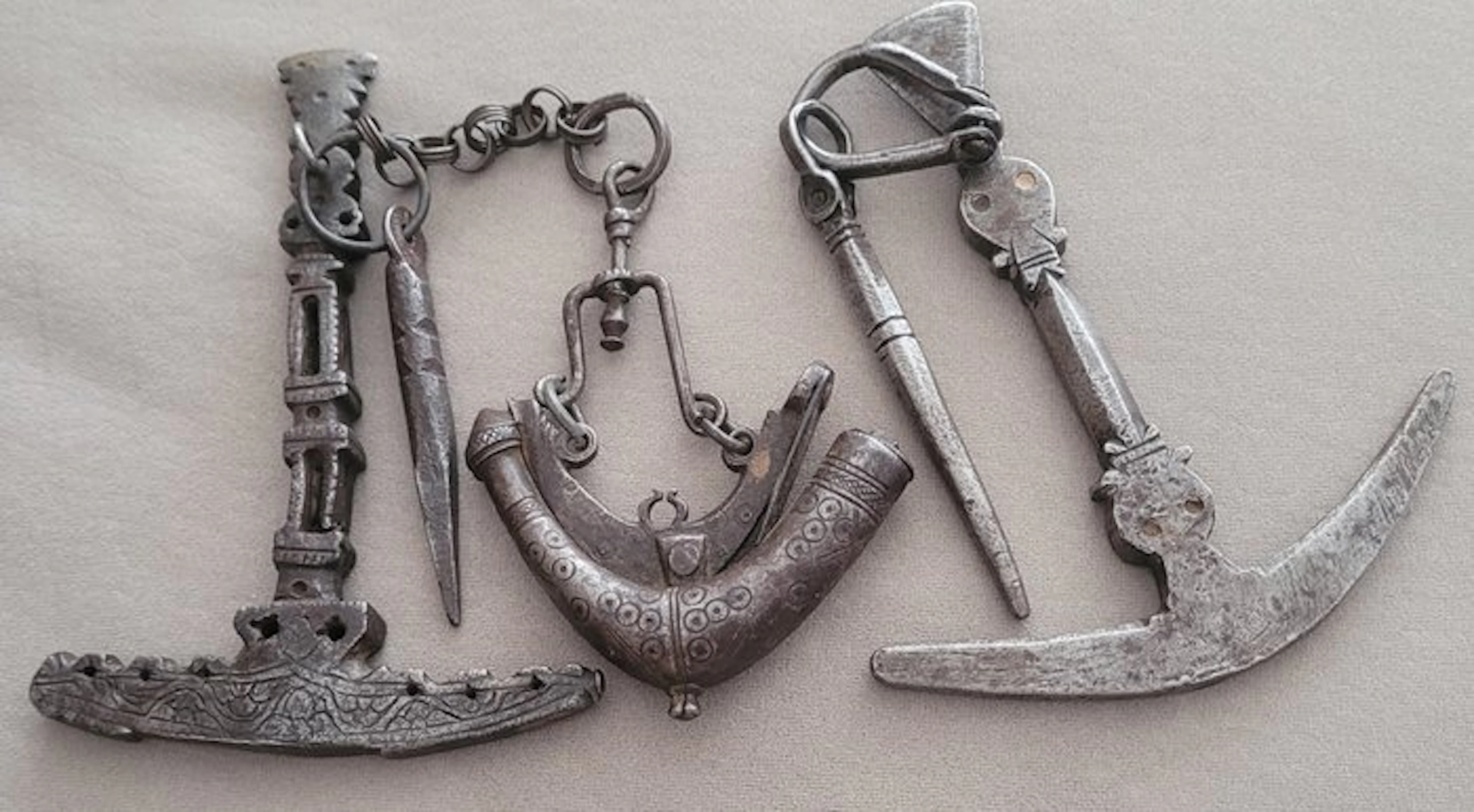 Iron (wrought) - Powder container: probably 18th century...