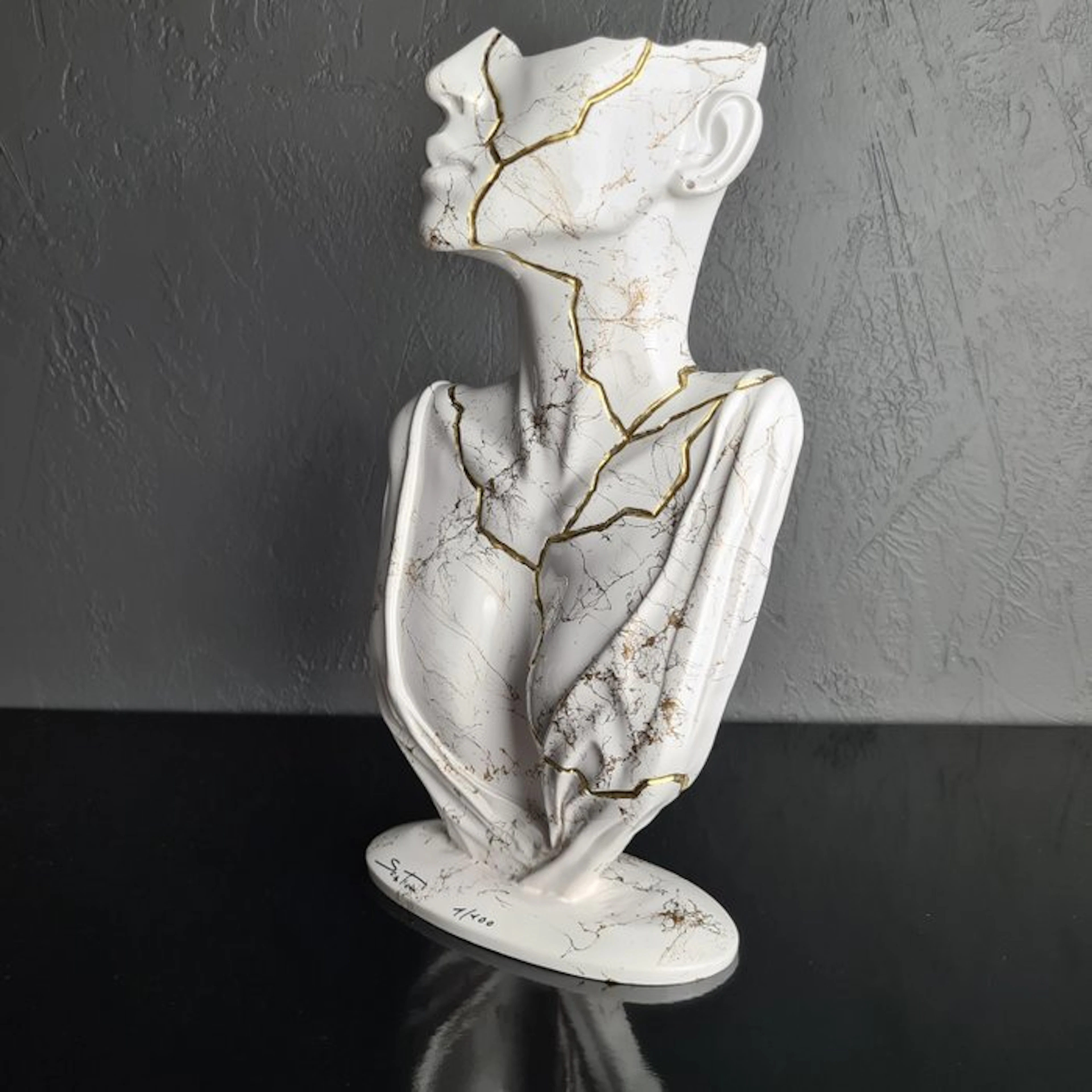 Santicri - Tired face (white and gold marble )