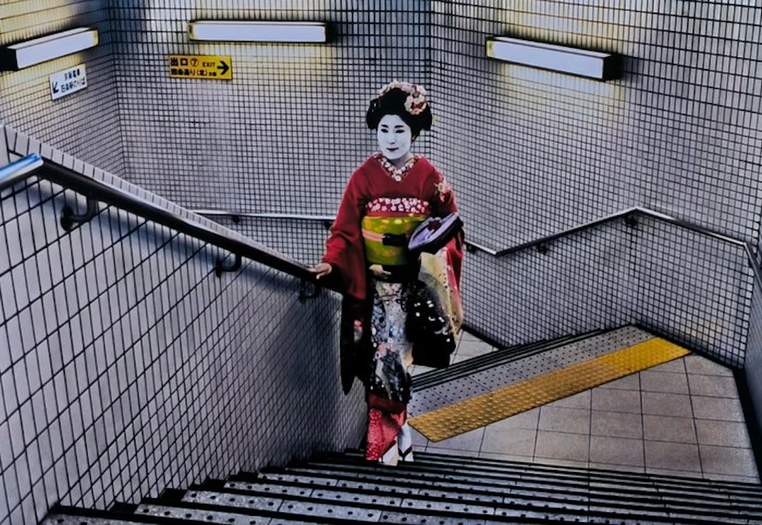Steve McCurry (1950–) - Geisha in a subway corridor in Kyoto. Japan, 2007