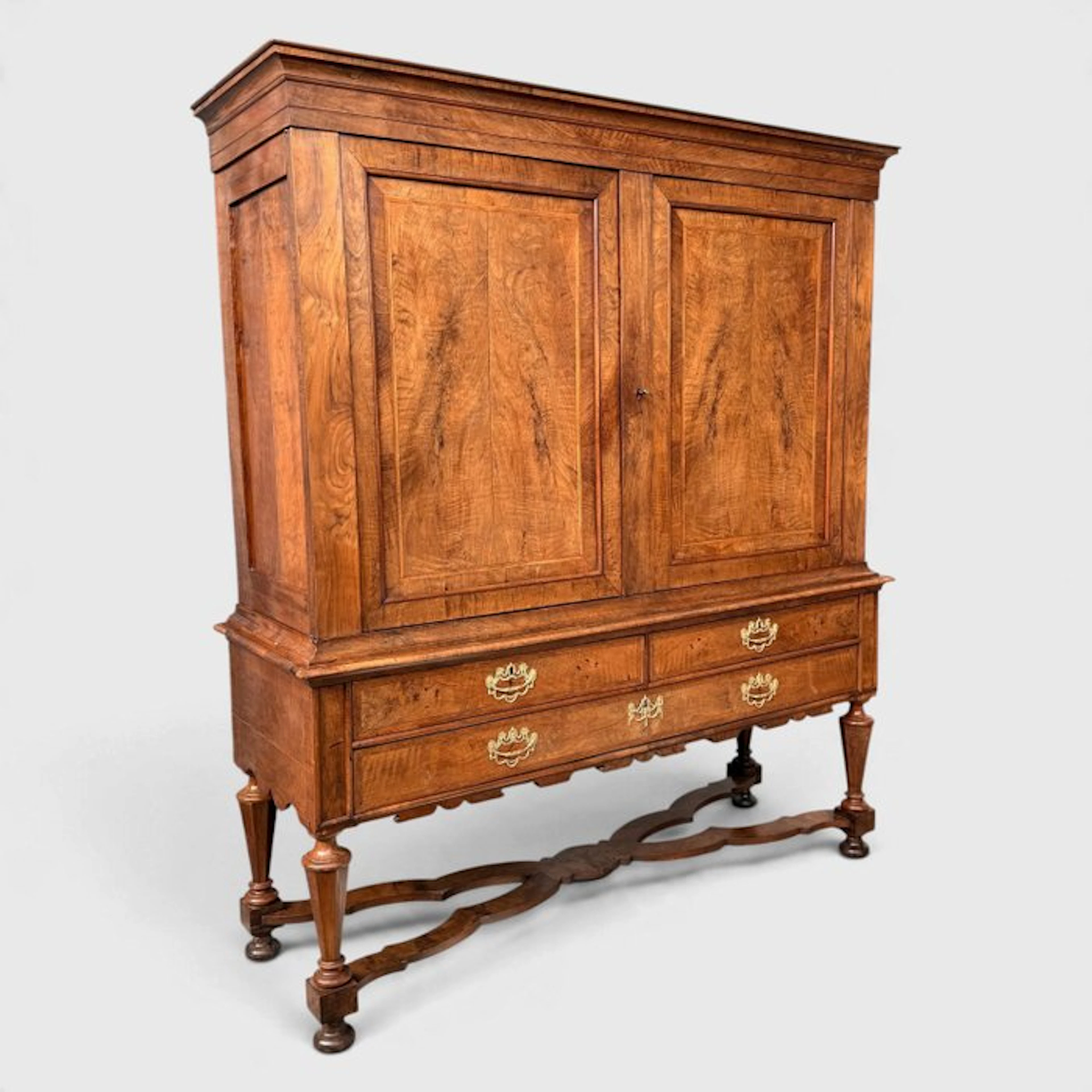 Cabinet - Amsterdam cross-foot cabinet