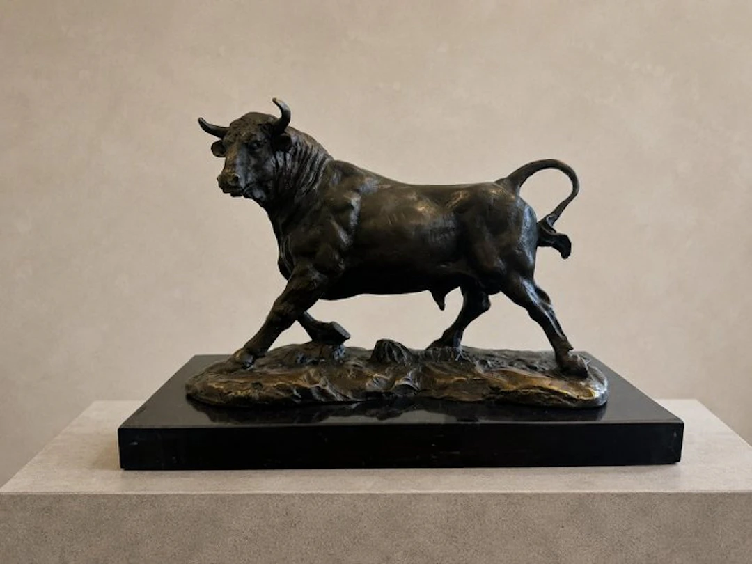 Sculpture, Krachtige schrijdende stier - 14.2 cm - Bronze, Marble