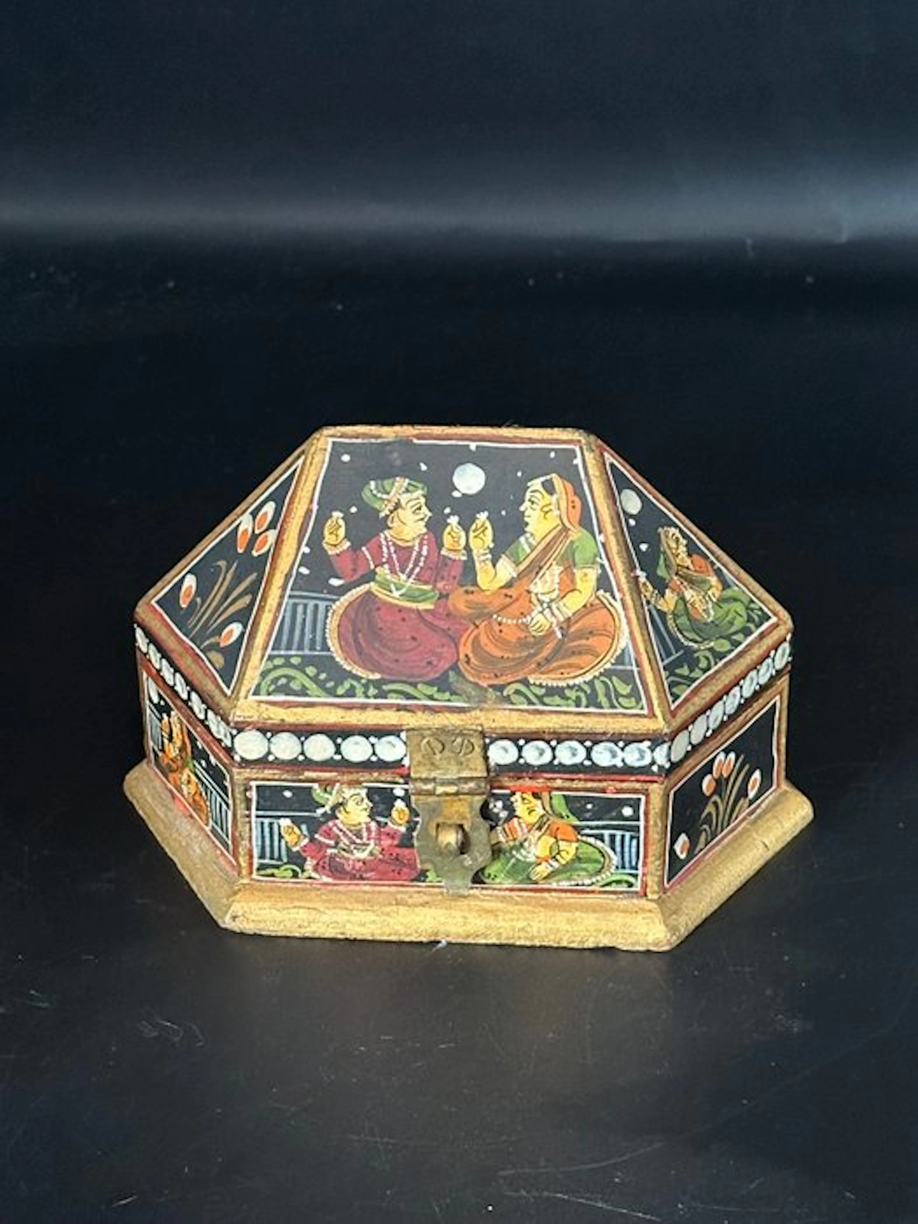 Hexagonal wooden jewelry box