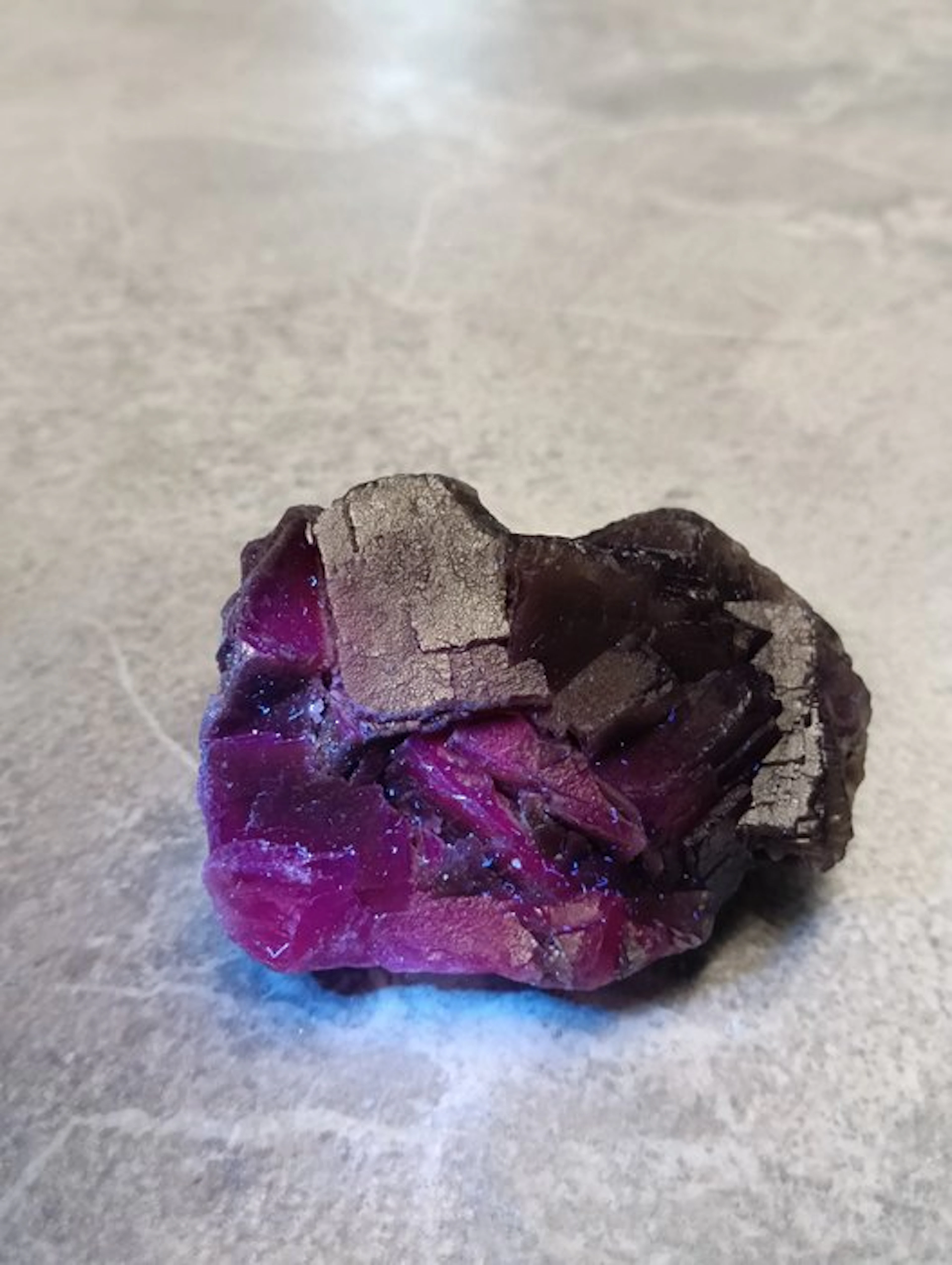 Fluorite Fluorescent - Height: 42 mm - Width: 82 mm- 275 g - (1)