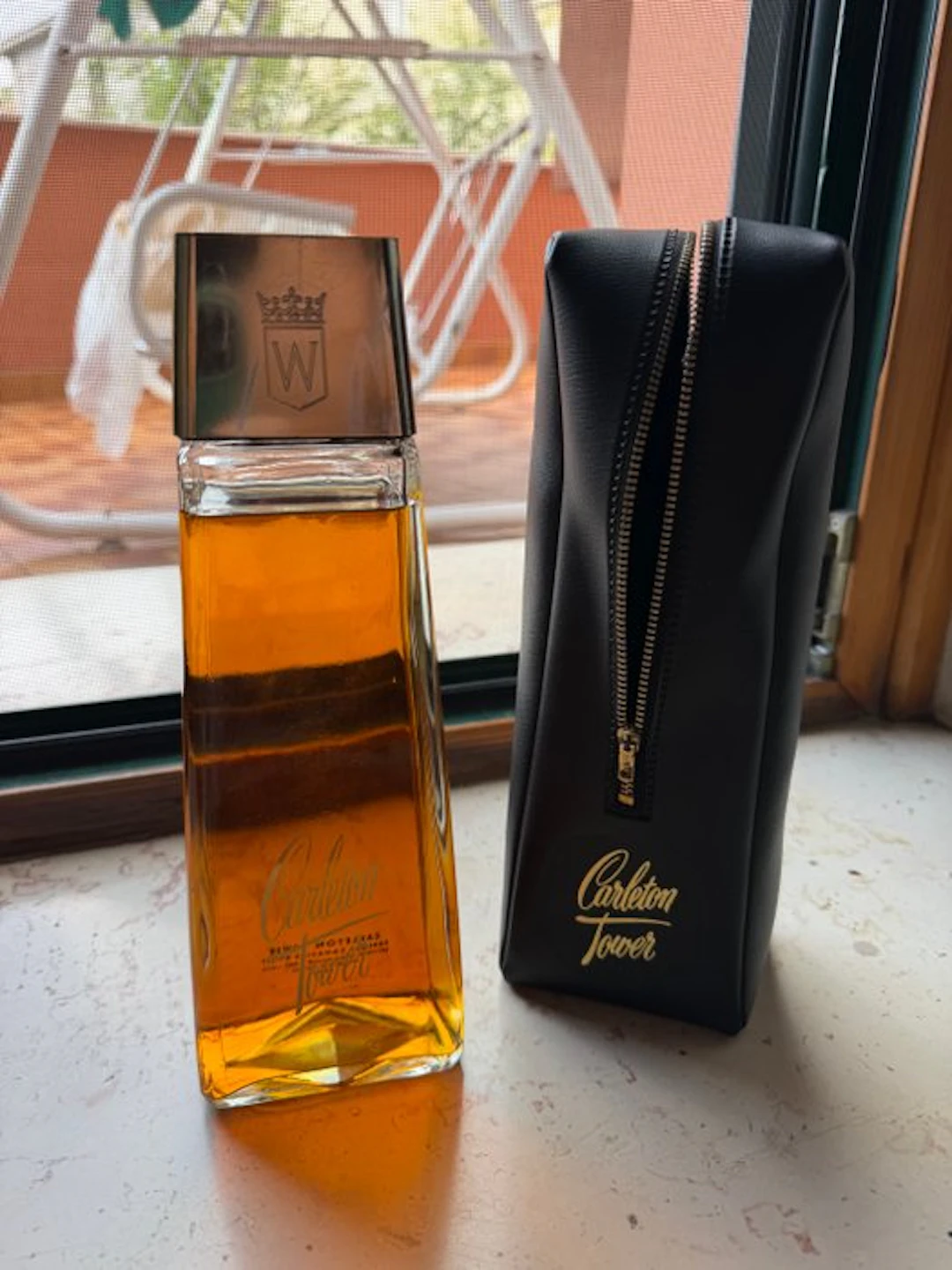 Carleton Tower 1964 - Rare Old Canadian Whisky - 25 Oz., 739ml