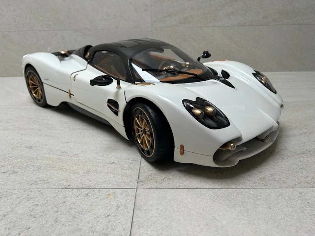 Pocher 1:8 - Model car - Pagani Utopia