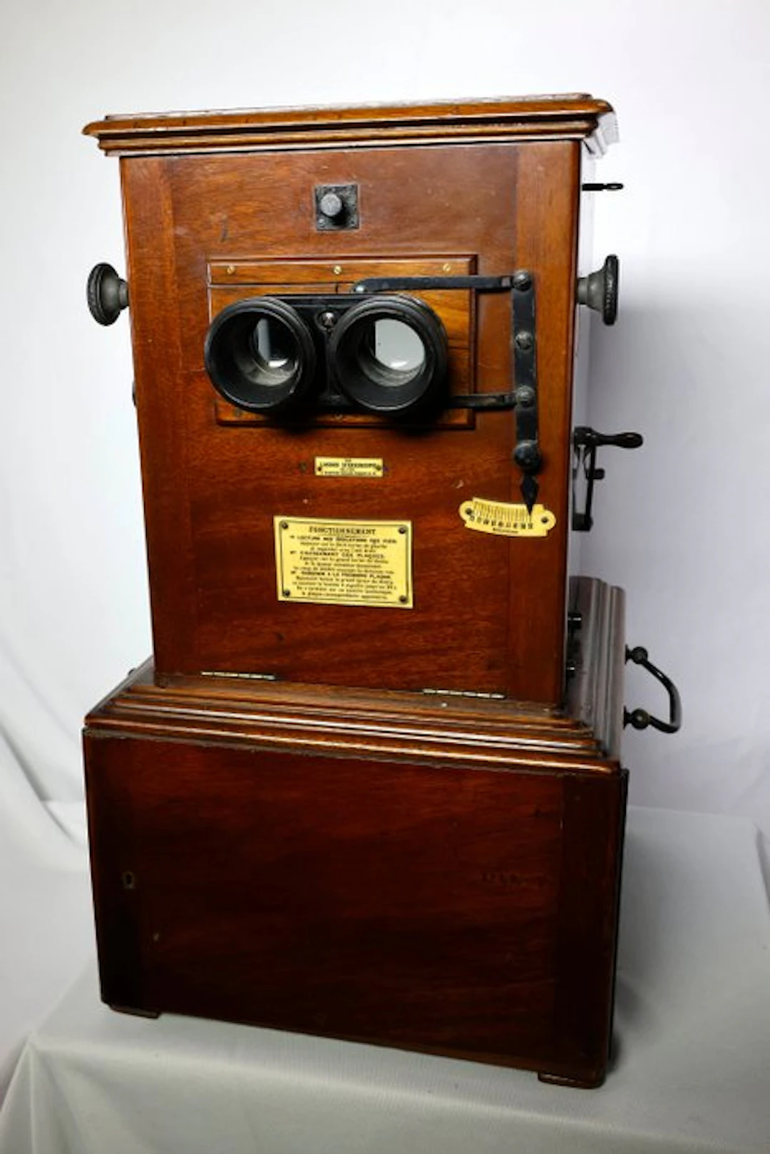 The London Stereoscopic Co. Type 1 Stereo viewer