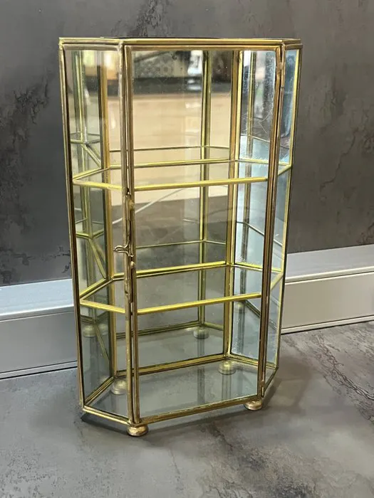 Display cabinet - Glass, mirror and brass