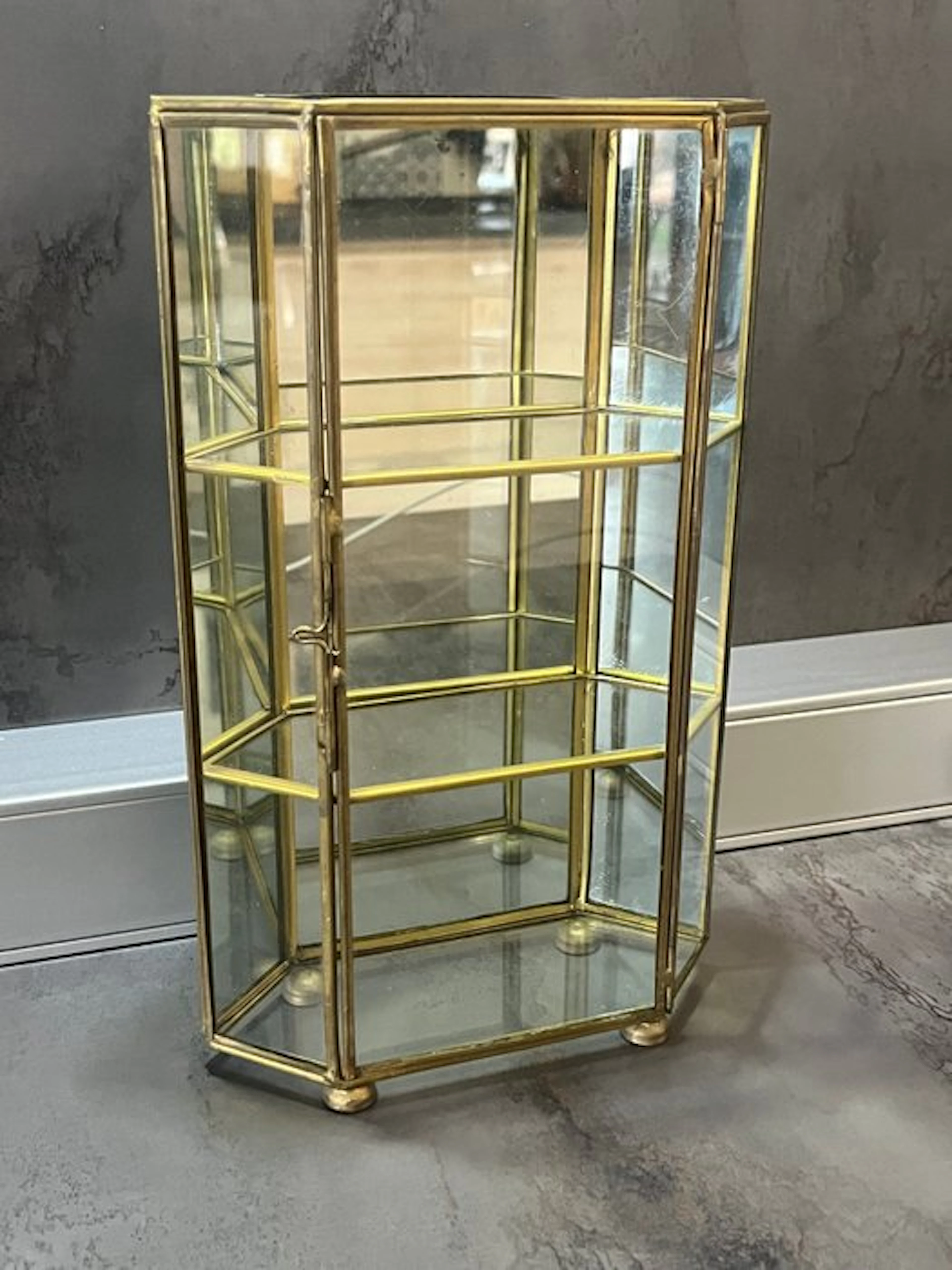 Display cabinet - Glass, mirror and brass