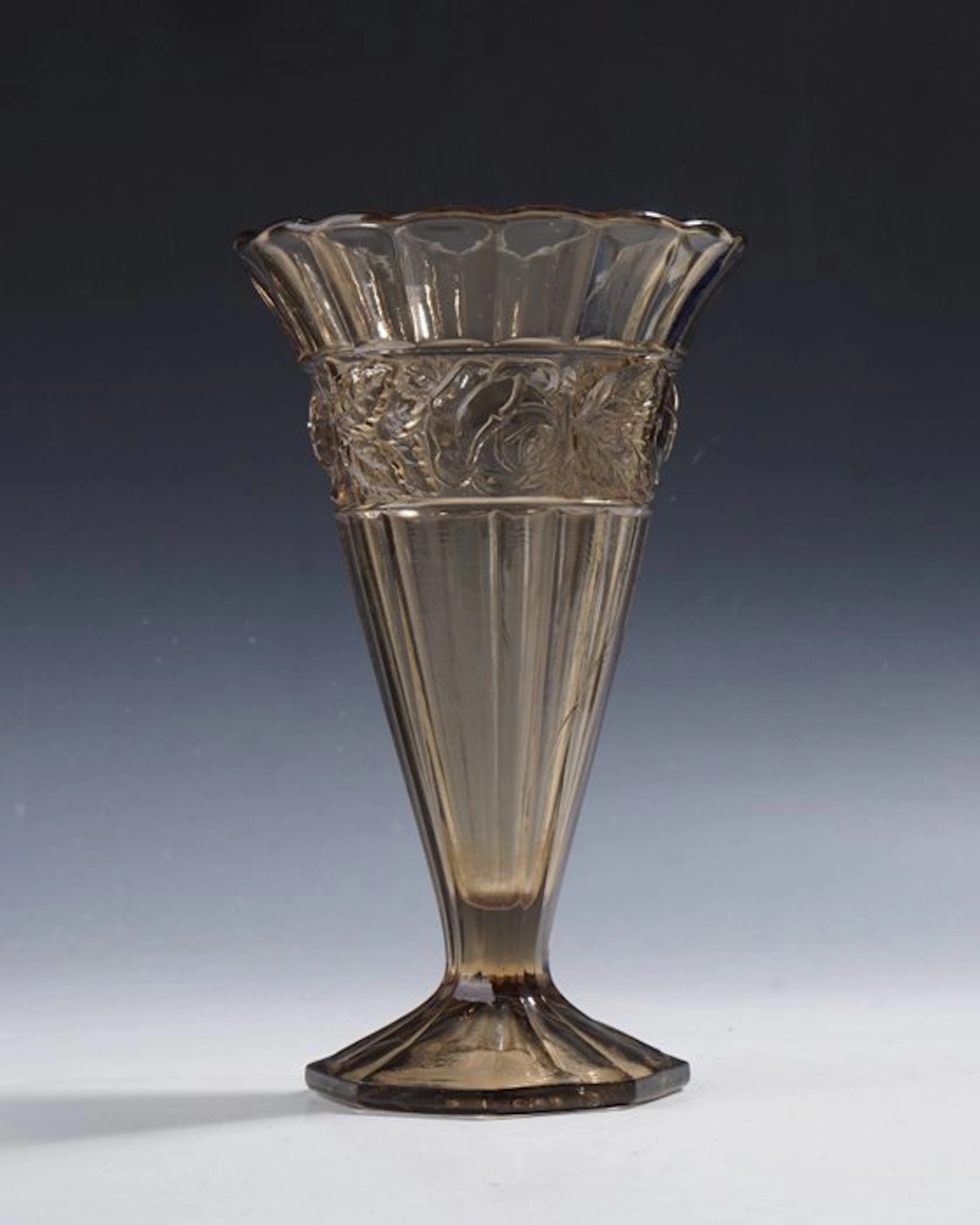 Scailmont - Vase - Smoked chalice vase with rose band