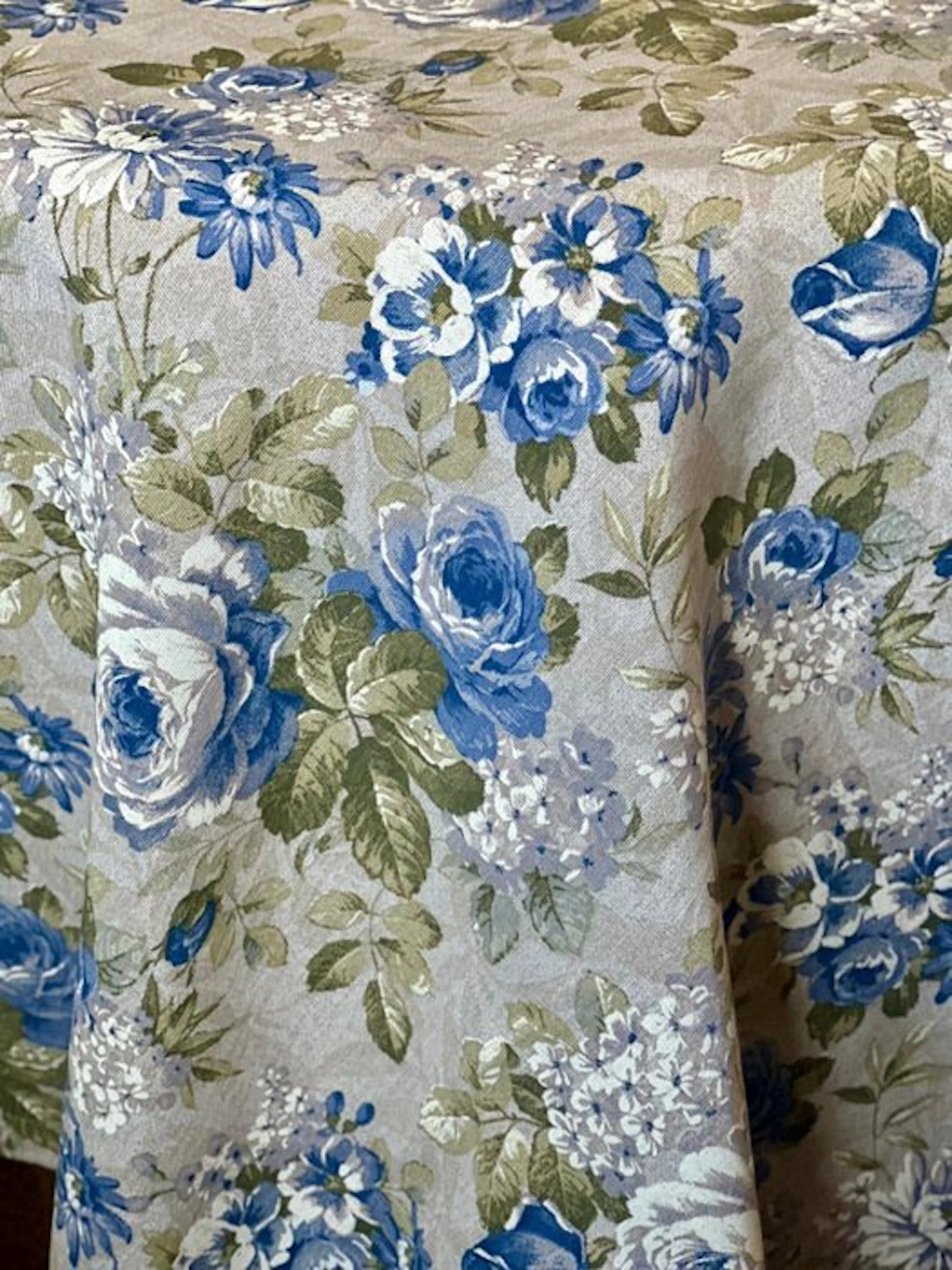 Tablecloth with blue English-rose print for large tables