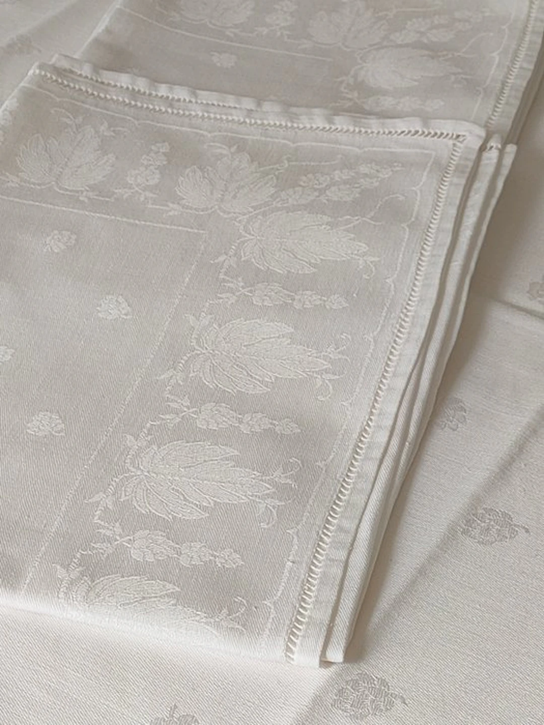 Tablecloth and 3 of these napkins. - Tablecloth (4) - 154 cm - 127 cm