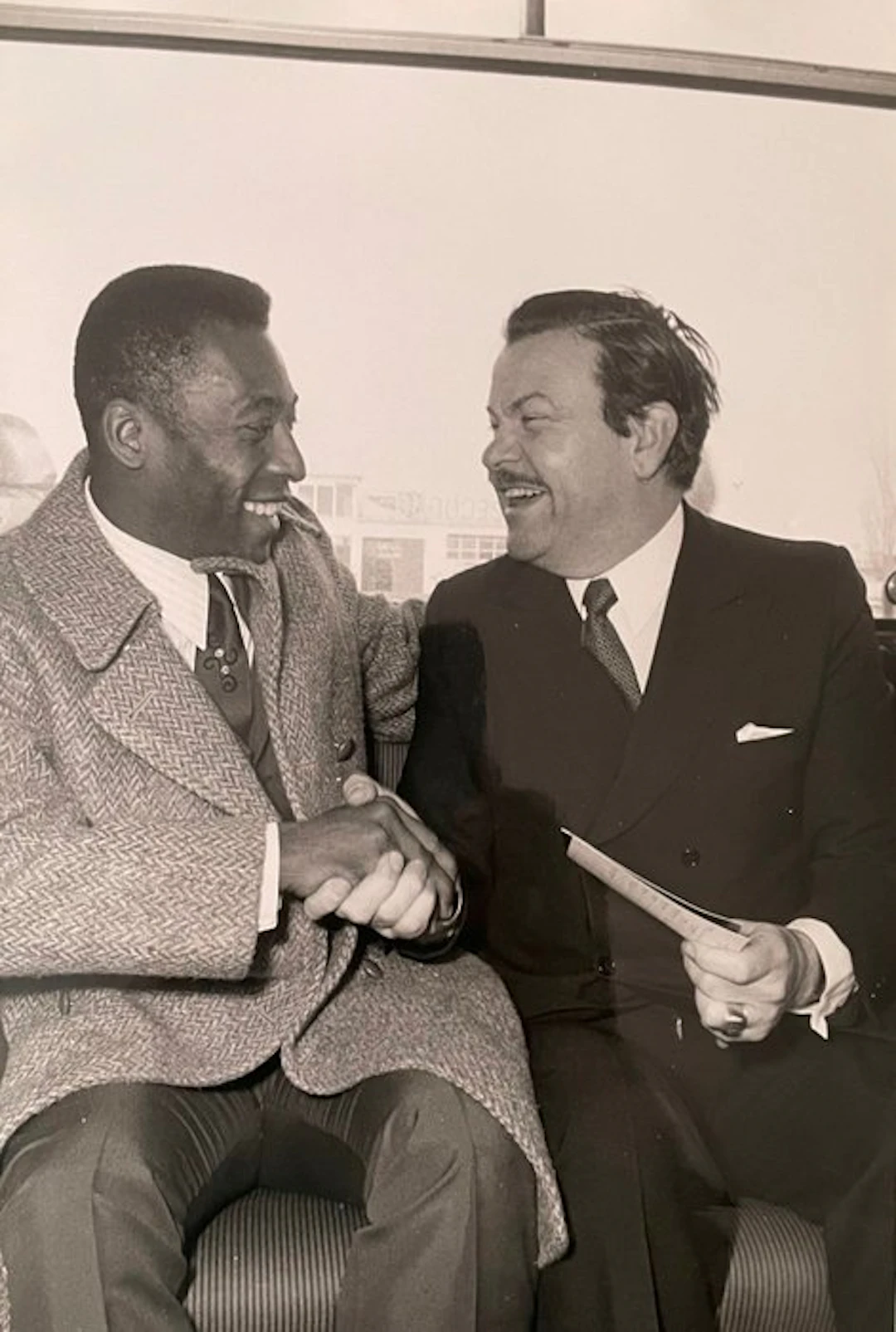 Pelé et Jacques Baumel, Paris-Orly, 30 mars 1971. - 1971 - Photograph