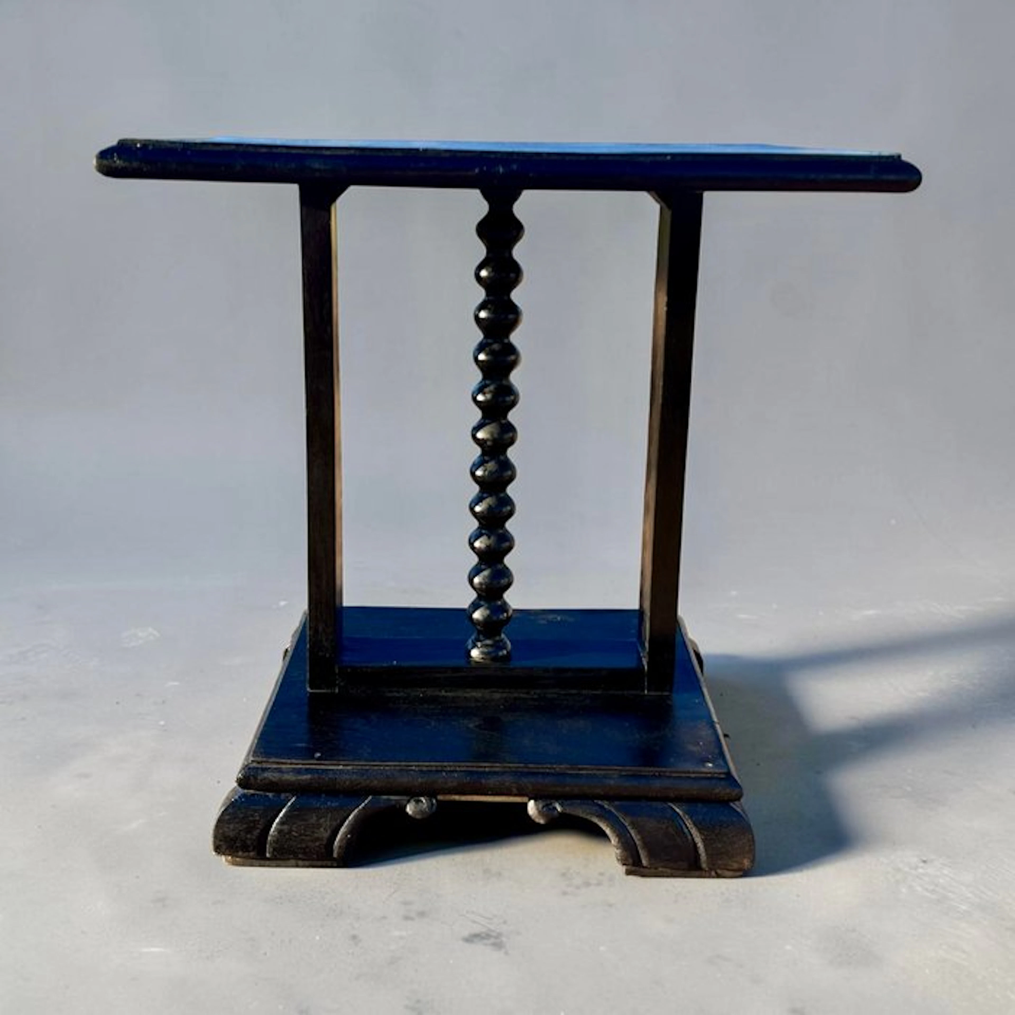 Side table - Walnut - turned wood,1890-1920