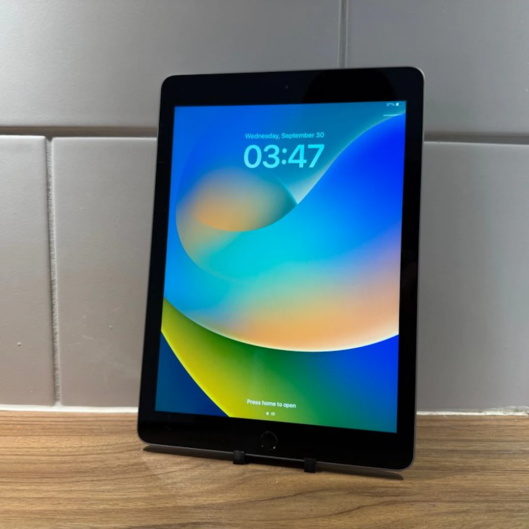 Apple iPad (5th Generation) 128GB Wifi - Mobile phone