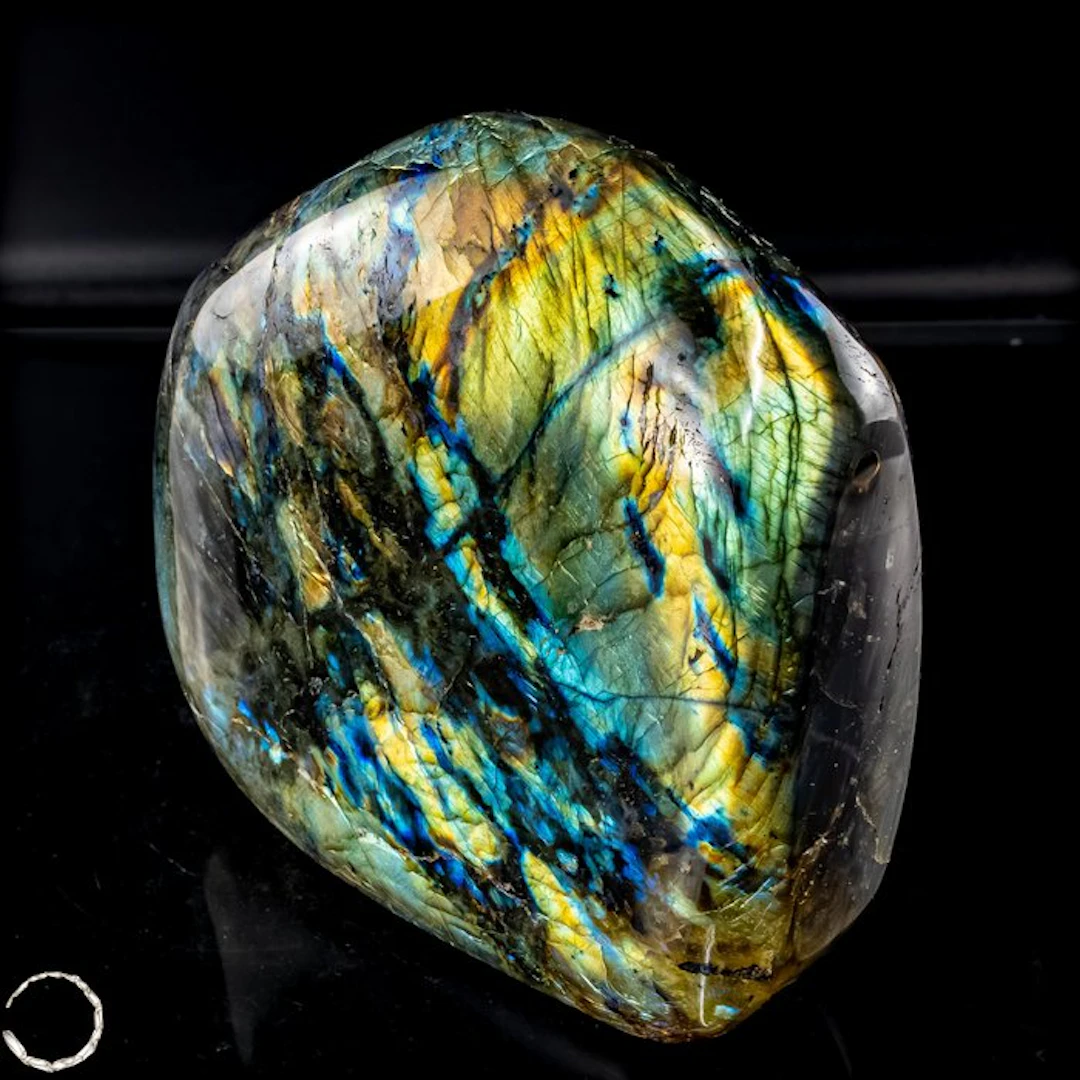Natural labradorite from Madagascar – Nature's shimmering...