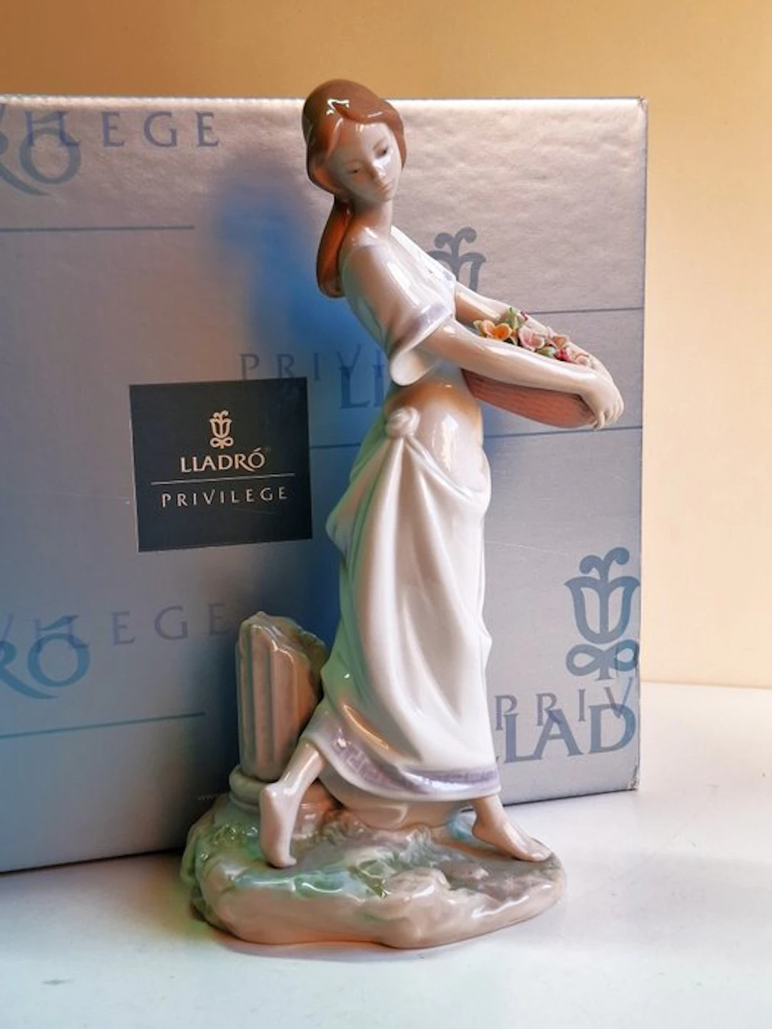 Lladró - Figurine - Lladro Privilege - Dama con cesta de...