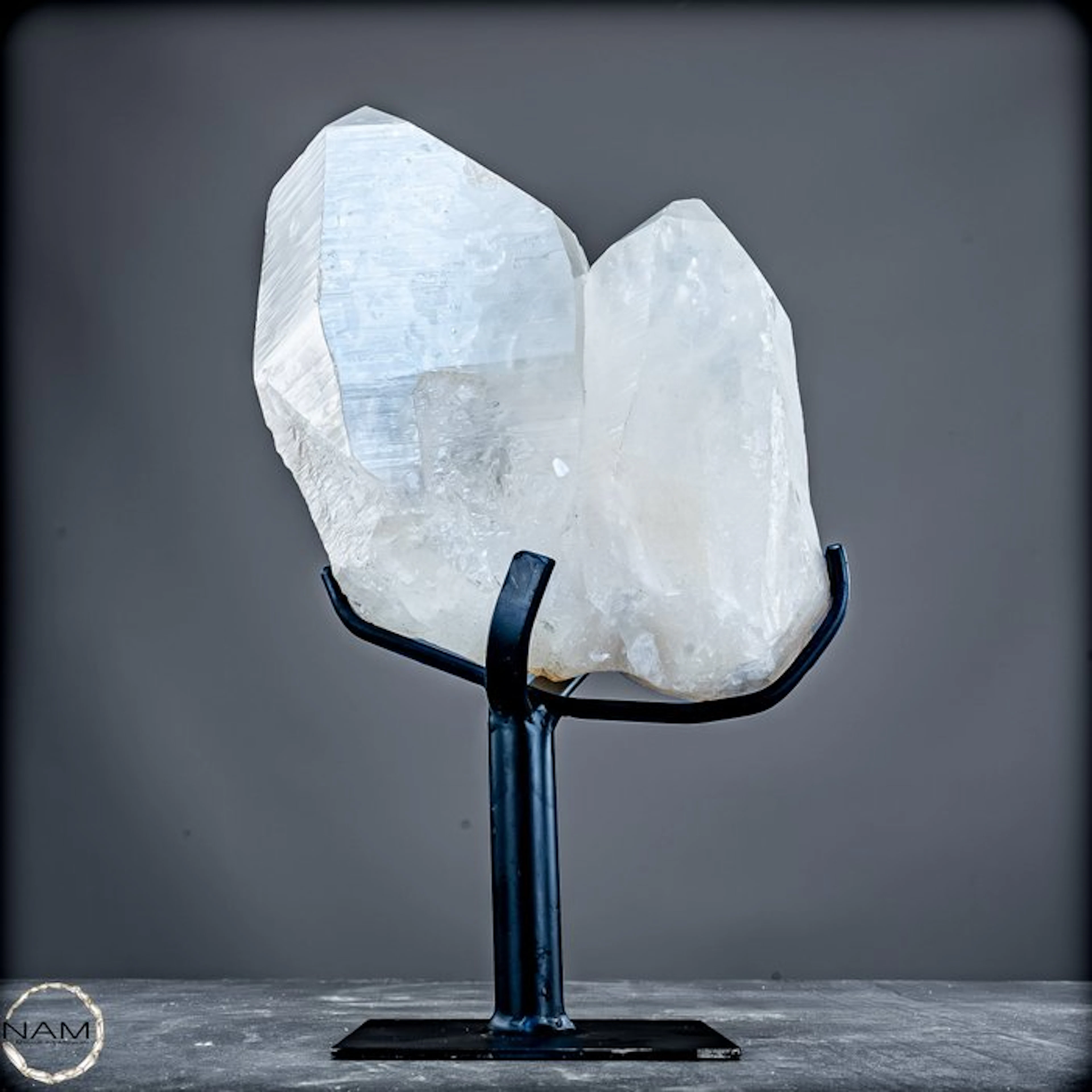 Spectacular 3.9 kg Lemurian quartz crystal on a metal...