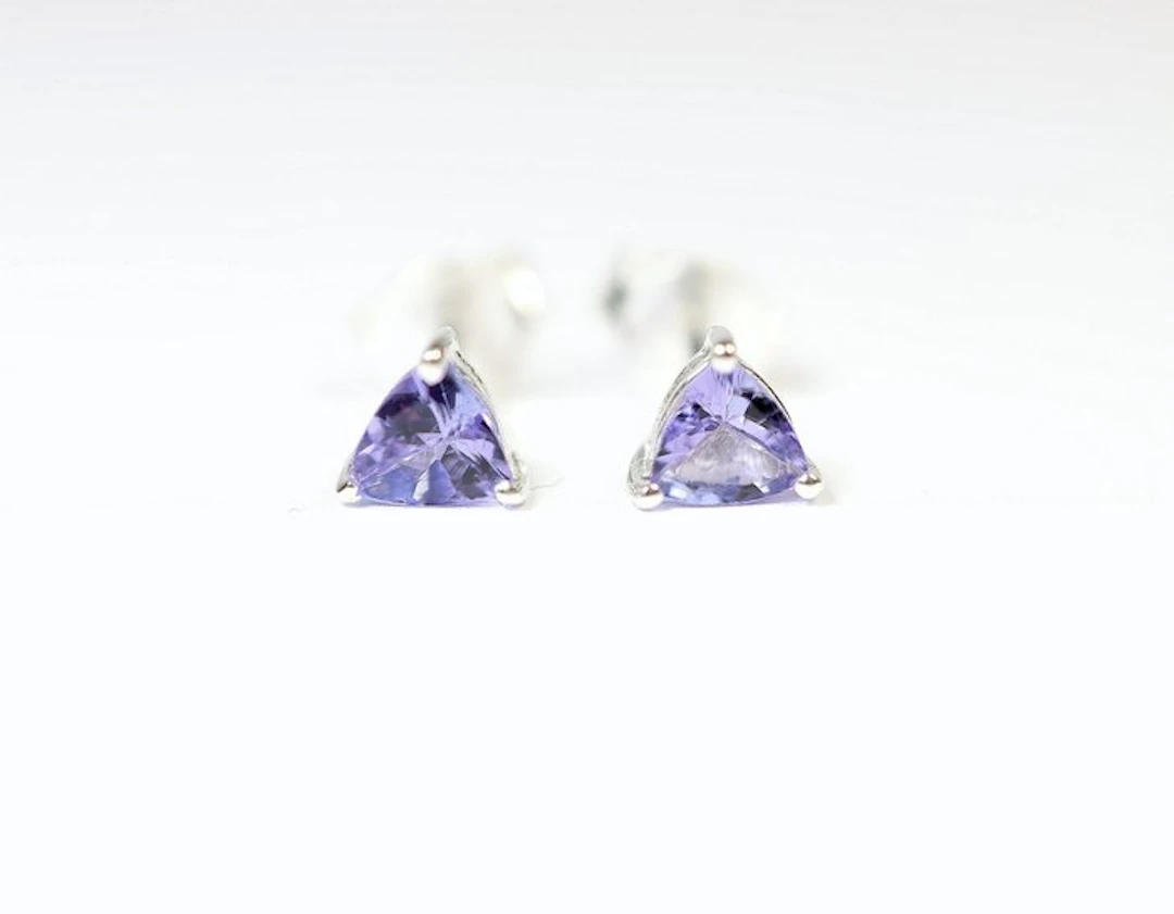 2 x Tanzanite stud earrings / new 925. Sterling silver - 0.6 g - (2)