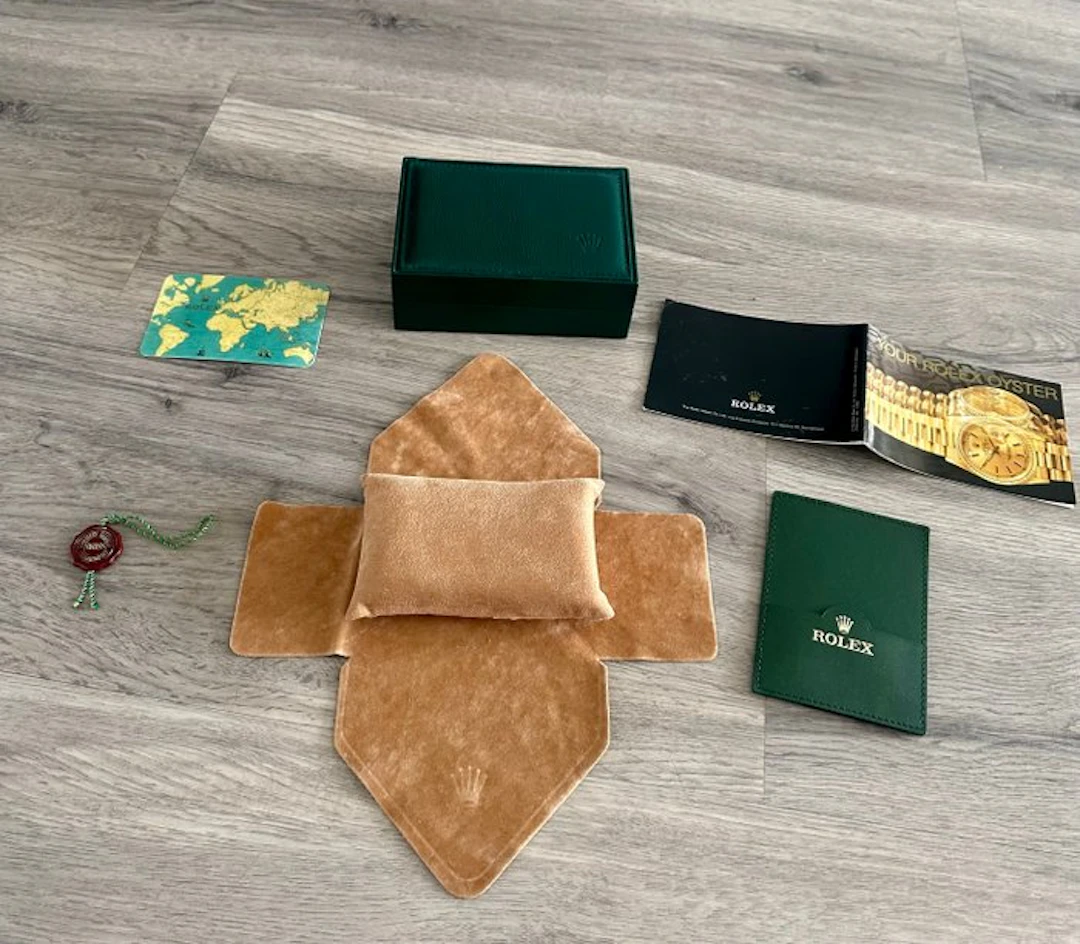Rolex - Year 1996 - Box + accessoires