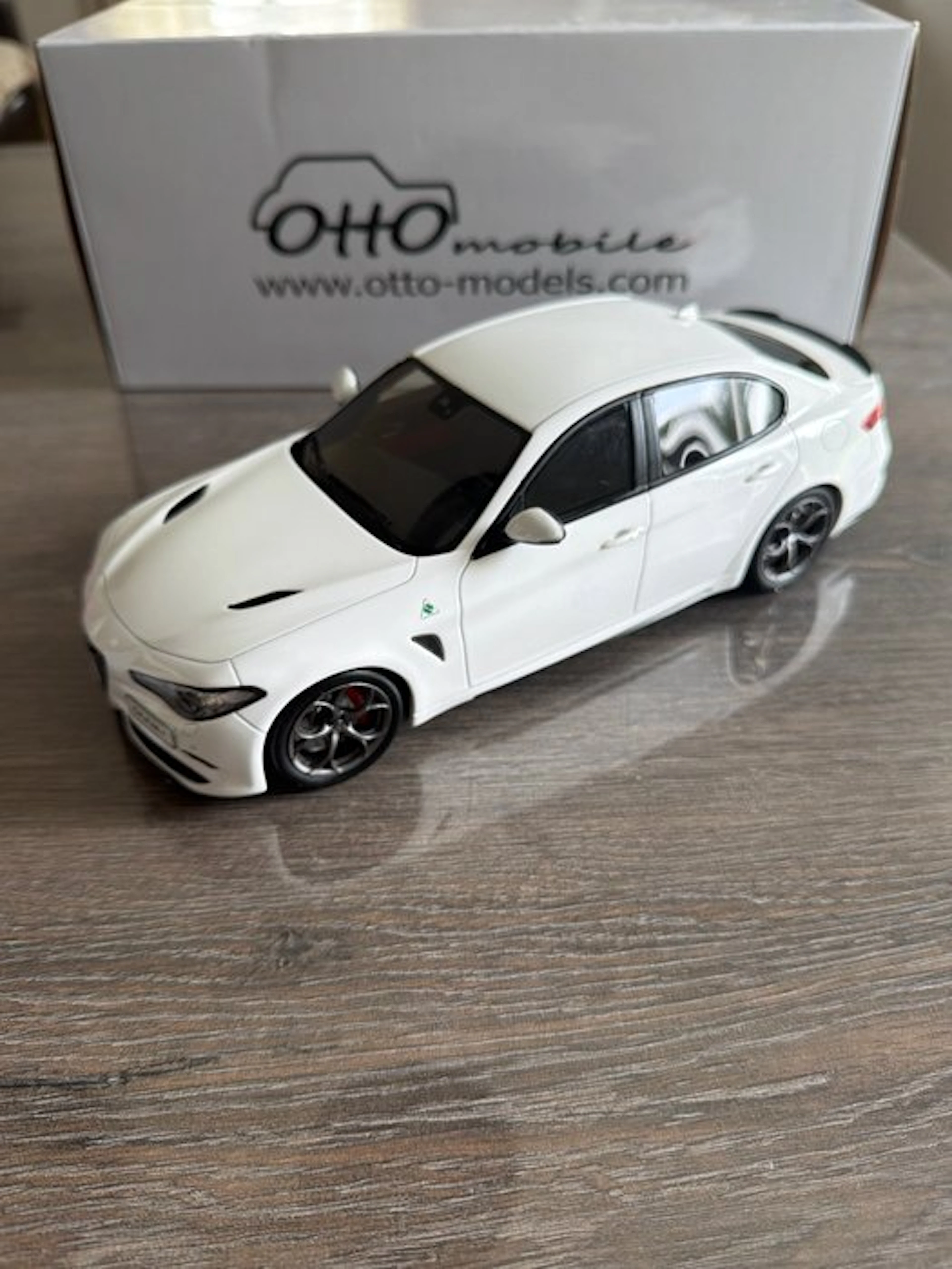 Otto Mobile 1:18 - Model sports car - Alfa Romeo Giulia Quadrifoglio