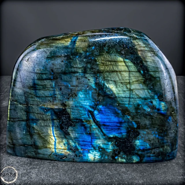 Natural labradorite from Madagascar – Nature's shimmering...