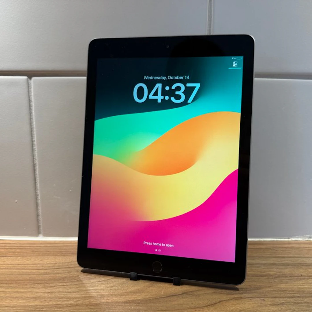 Apple iPad (6th Generation) 128GB Wifi - Mobile phone