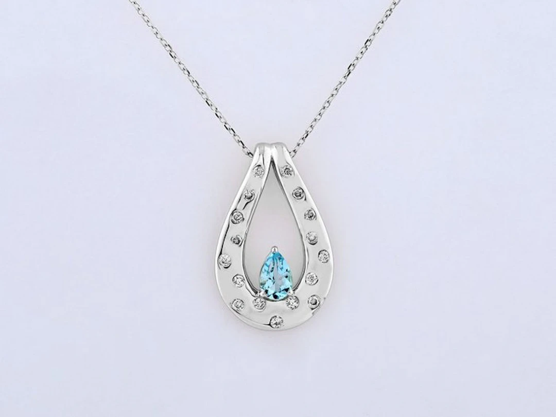 Necklace with pendant - 14 kt. White gold - 0.67ct. tw. Topaz - Diamond