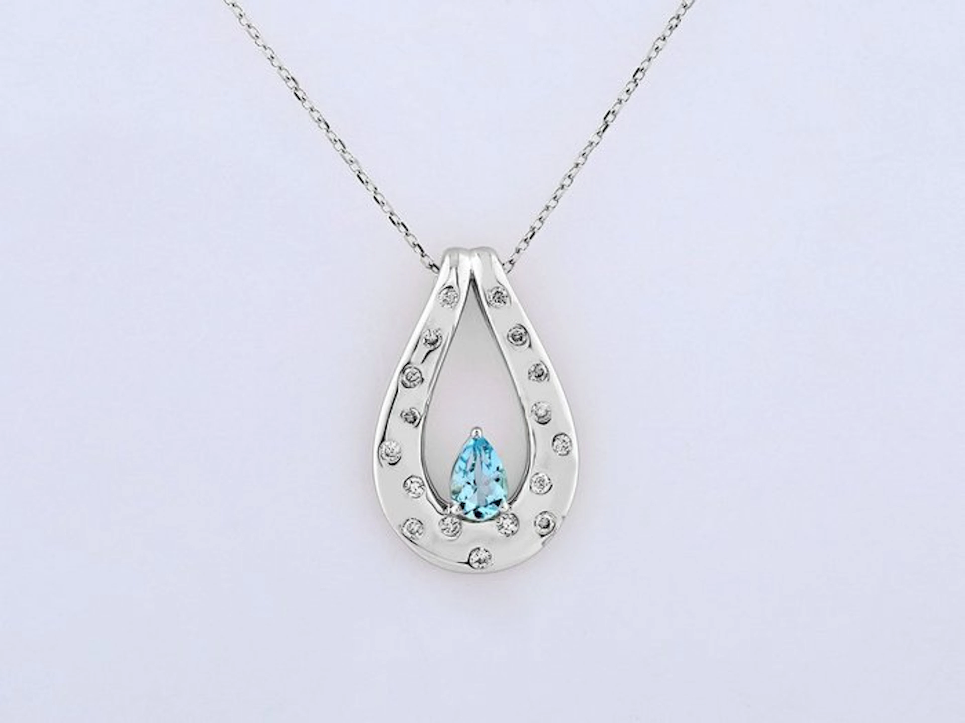 Necklace with pendant - 14 kt. White gold - 0.67ct. tw. Topaz - Diamond