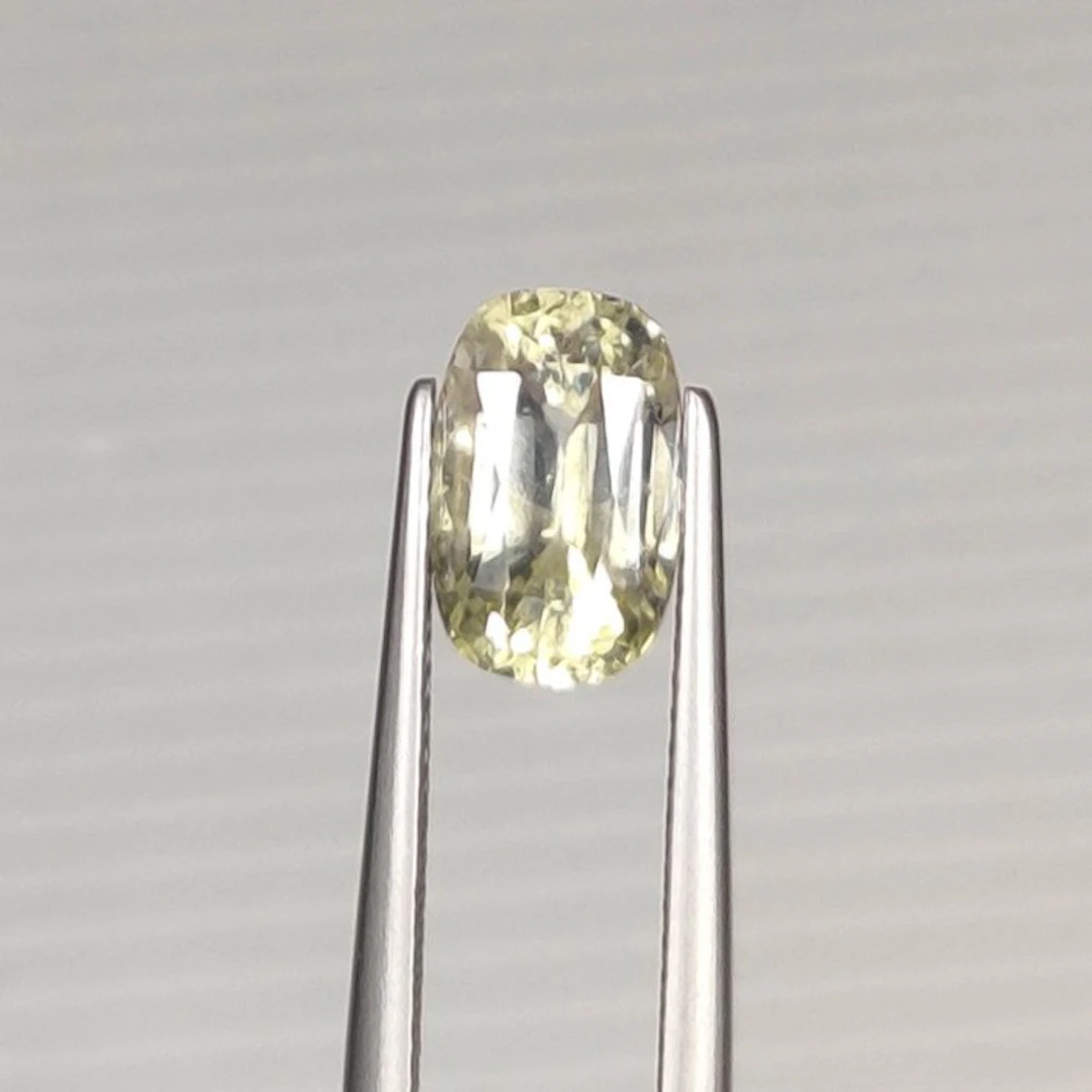 Yellow Sapphire - 3.30 ct - International Colored...