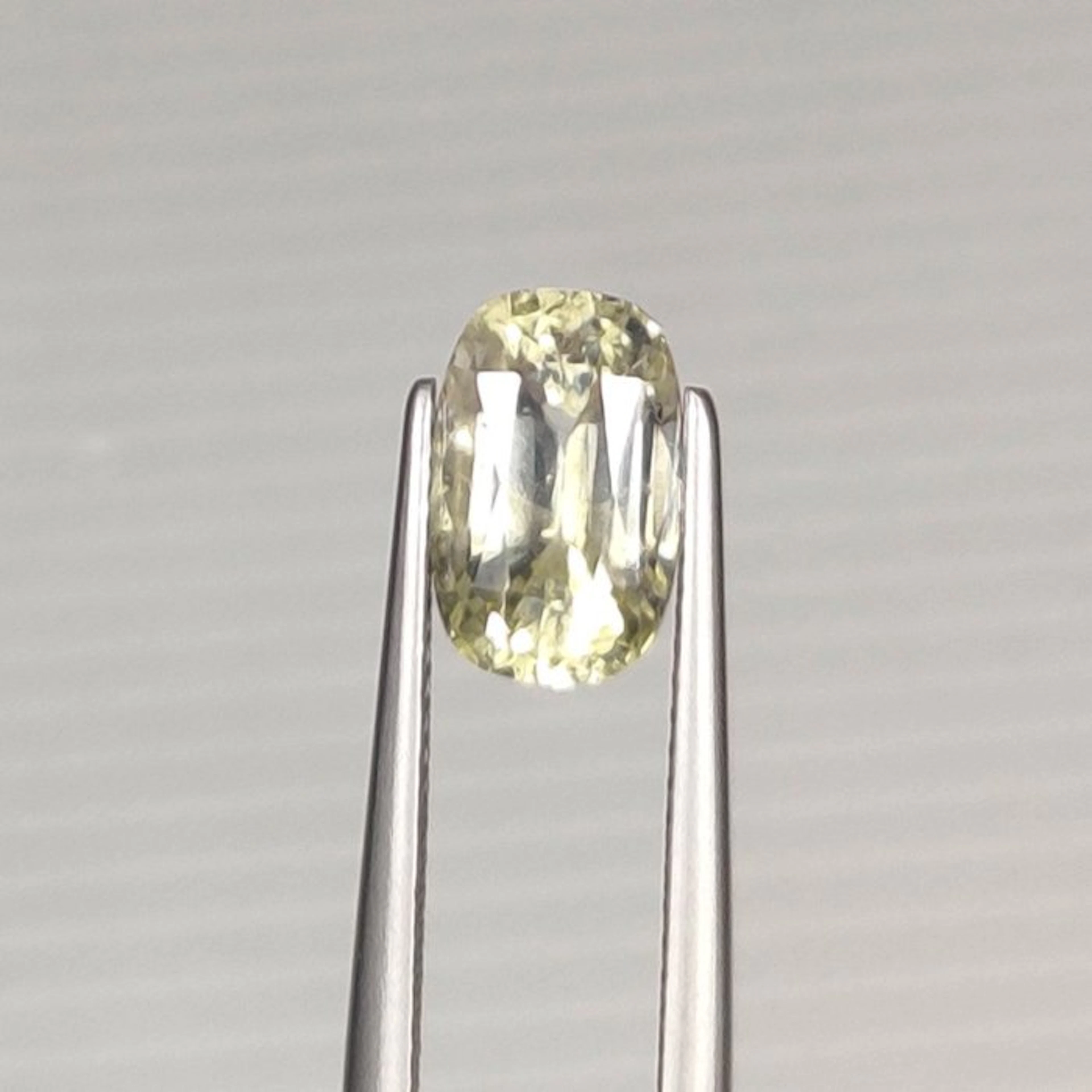 Yellow Sapphire - 3.30 ct - International Colored...