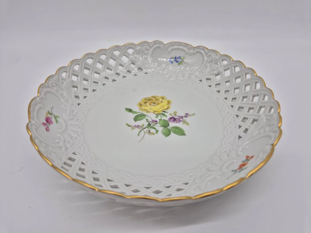 Meissen - Schale mit Durchbruchrand, Bunte Blume, 1. Wahl - Dish - Porcelain