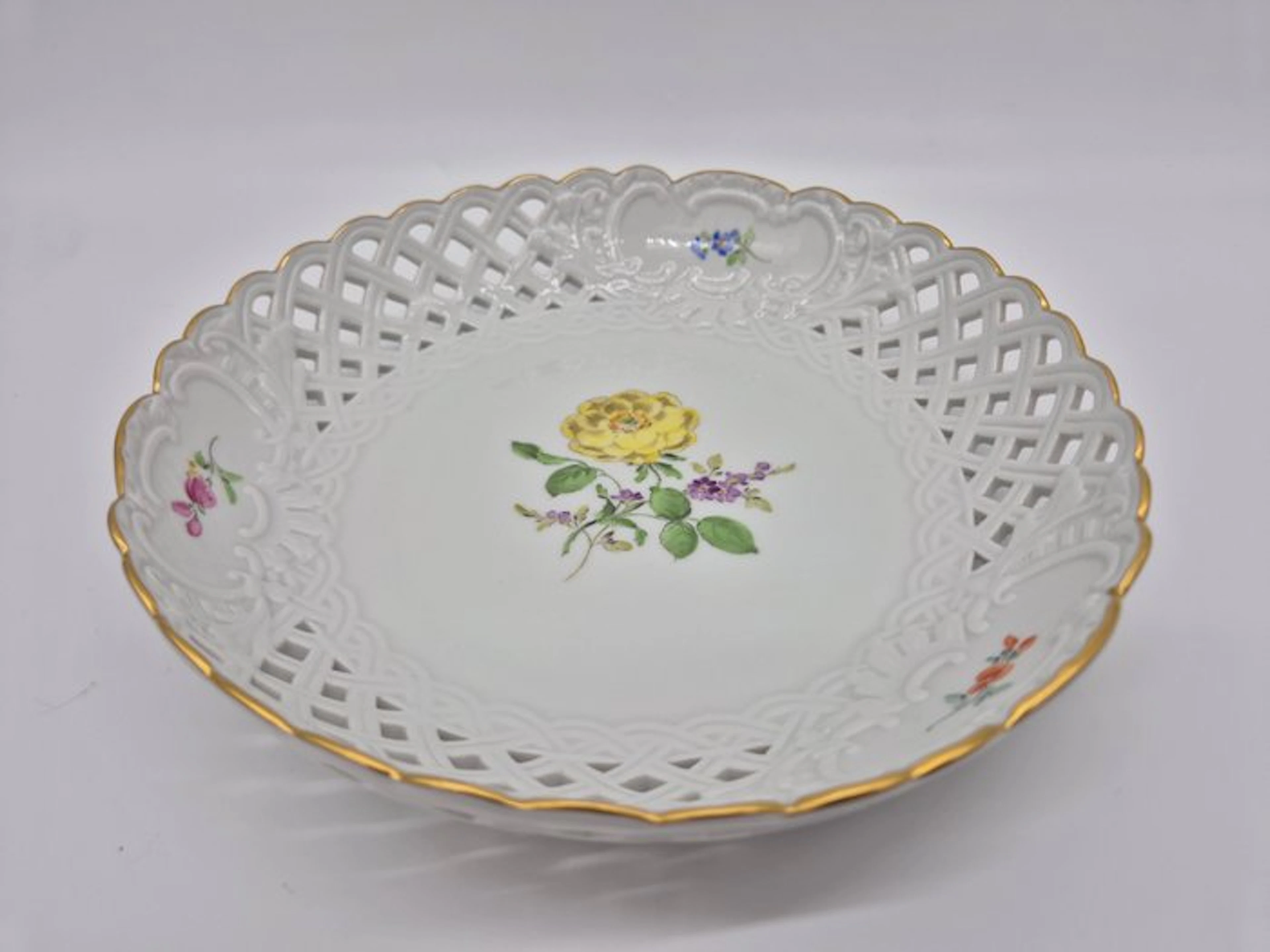 Meissen - Schale mit Durchbruchrand, Bunte Blume, 1. Wahl - Dish - Porcelain