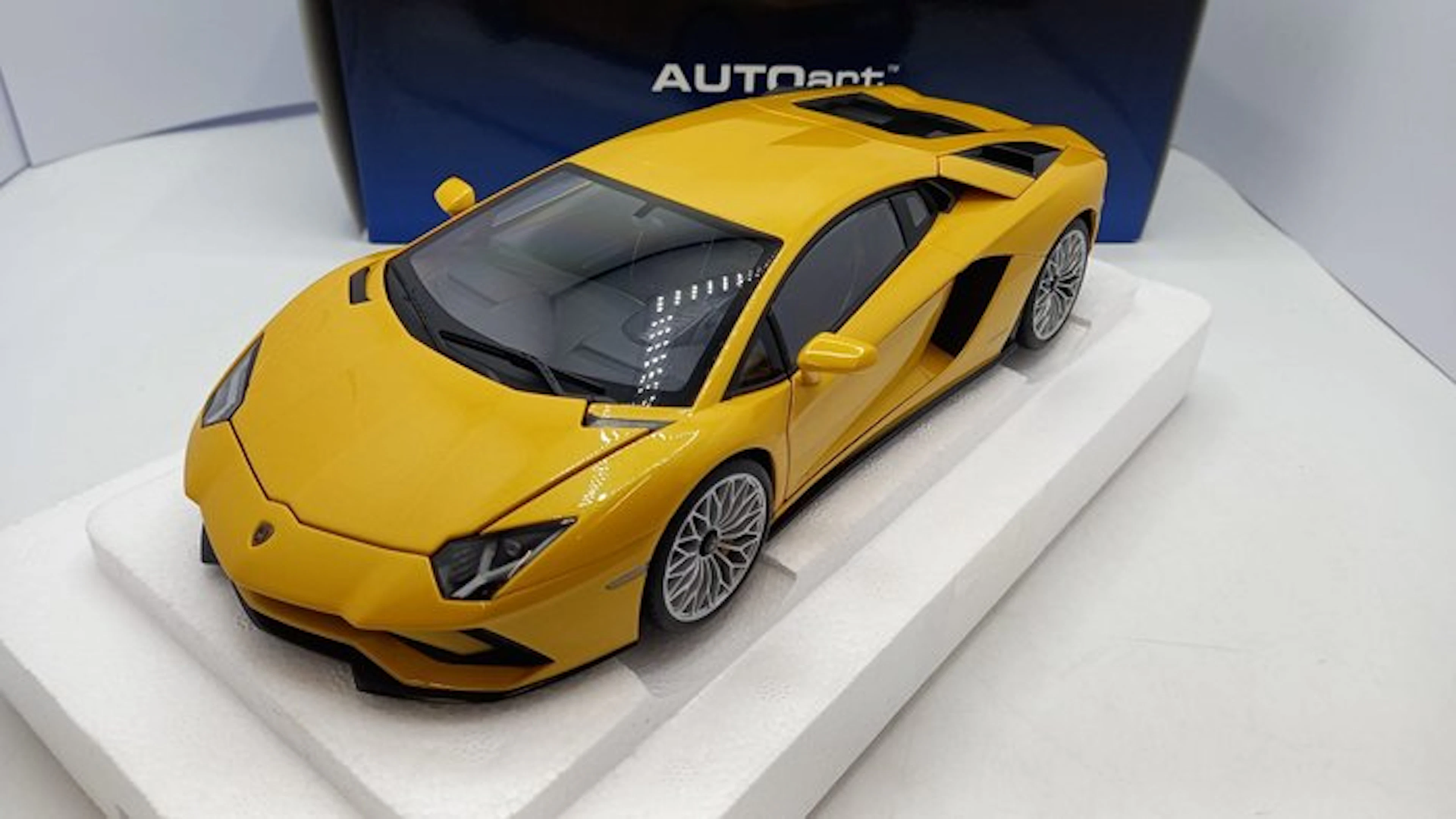 Autoart 1:18 - Model car - Lamborghini Aventador S 2017 - (cod.L6)