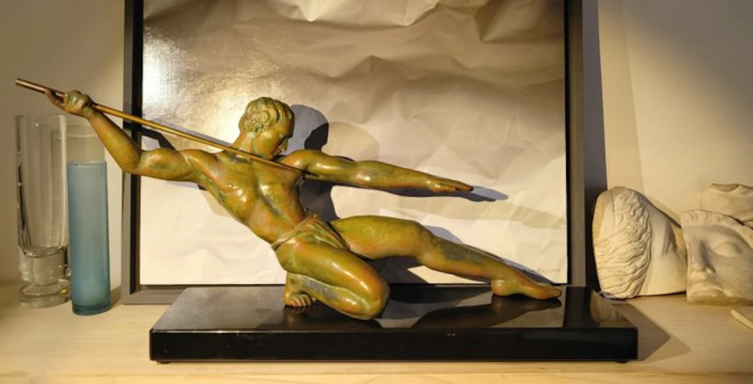 Salvatore Riolo - Sculpture, Cazador con lanza - 32 cm - Belgian black marble