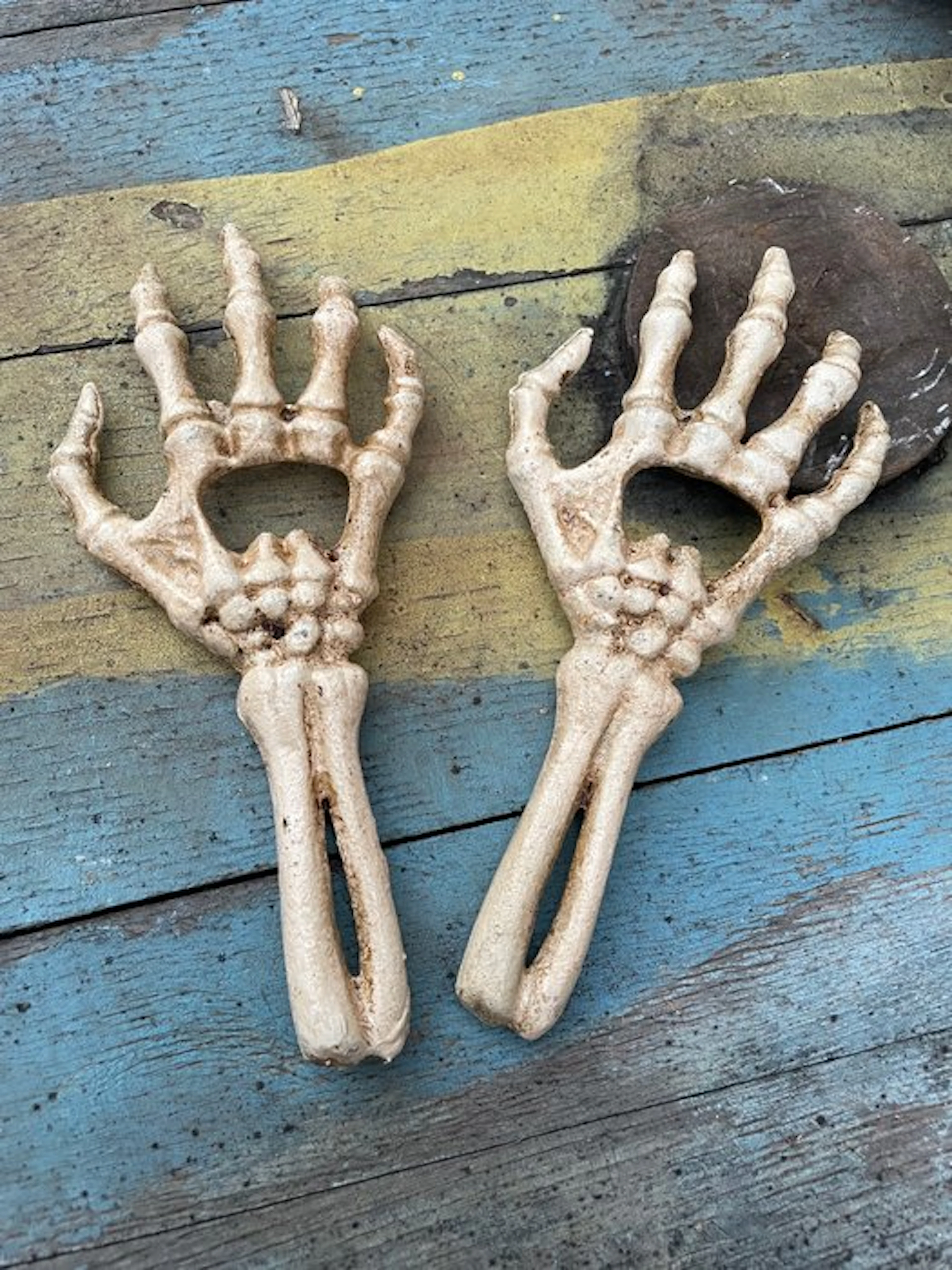 Decorative ornament (2) - Europe - Set of 2 skeleton hands